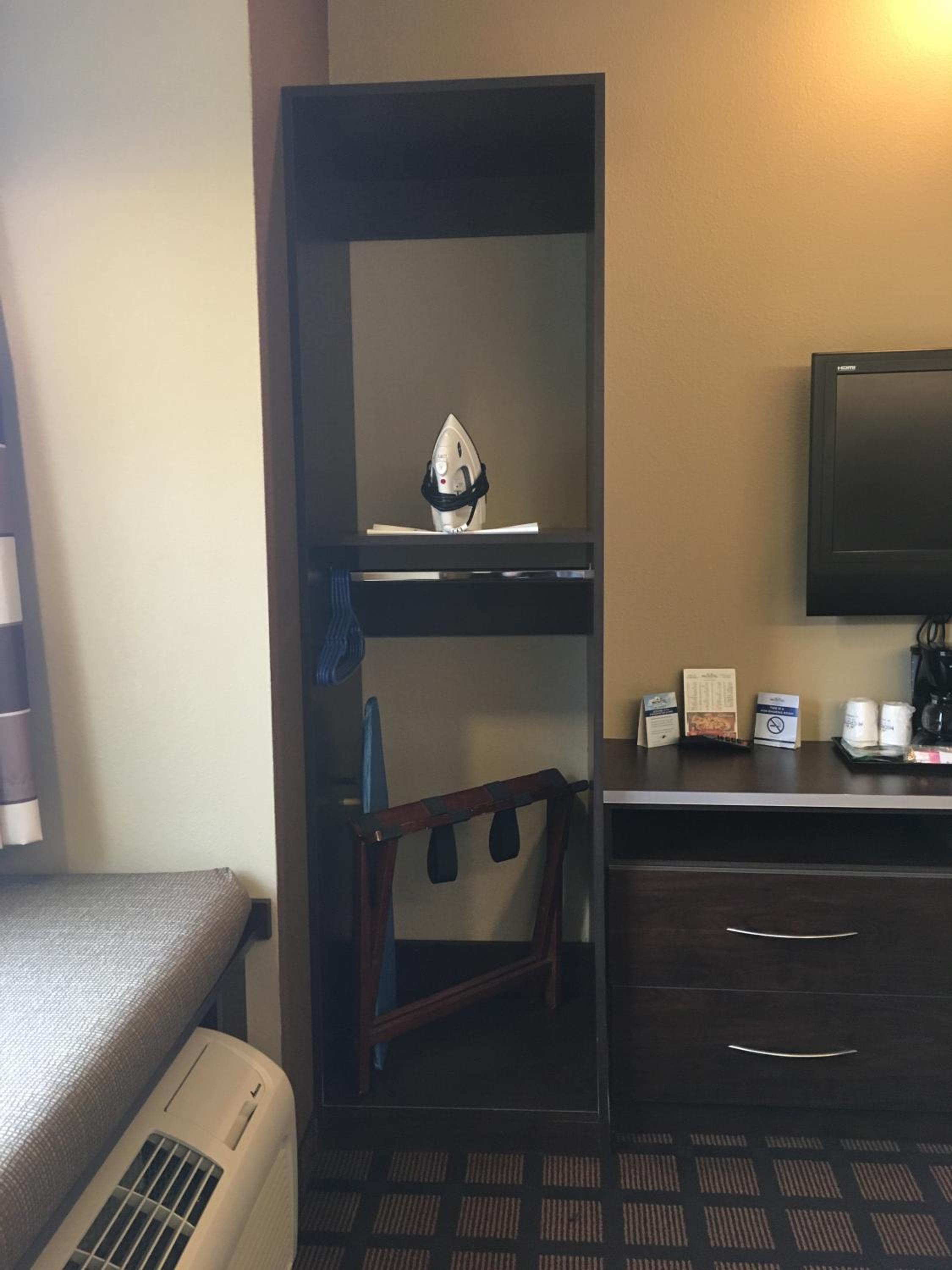 Queen Room with Two Queen Beds - Mobility Access/Non-Smoking photo 3