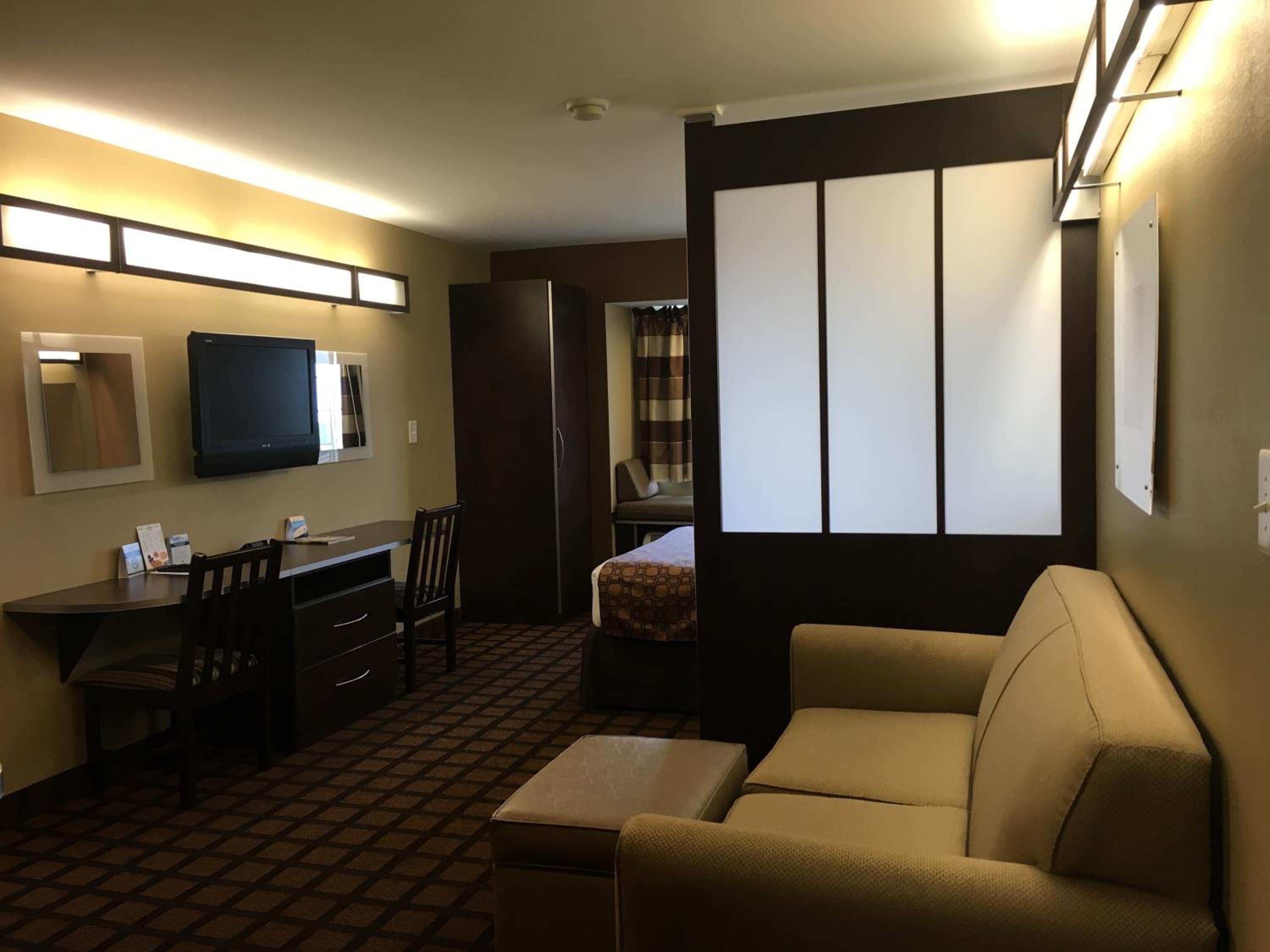 Queen Studio Suite - Non-Smoking - Photo 8