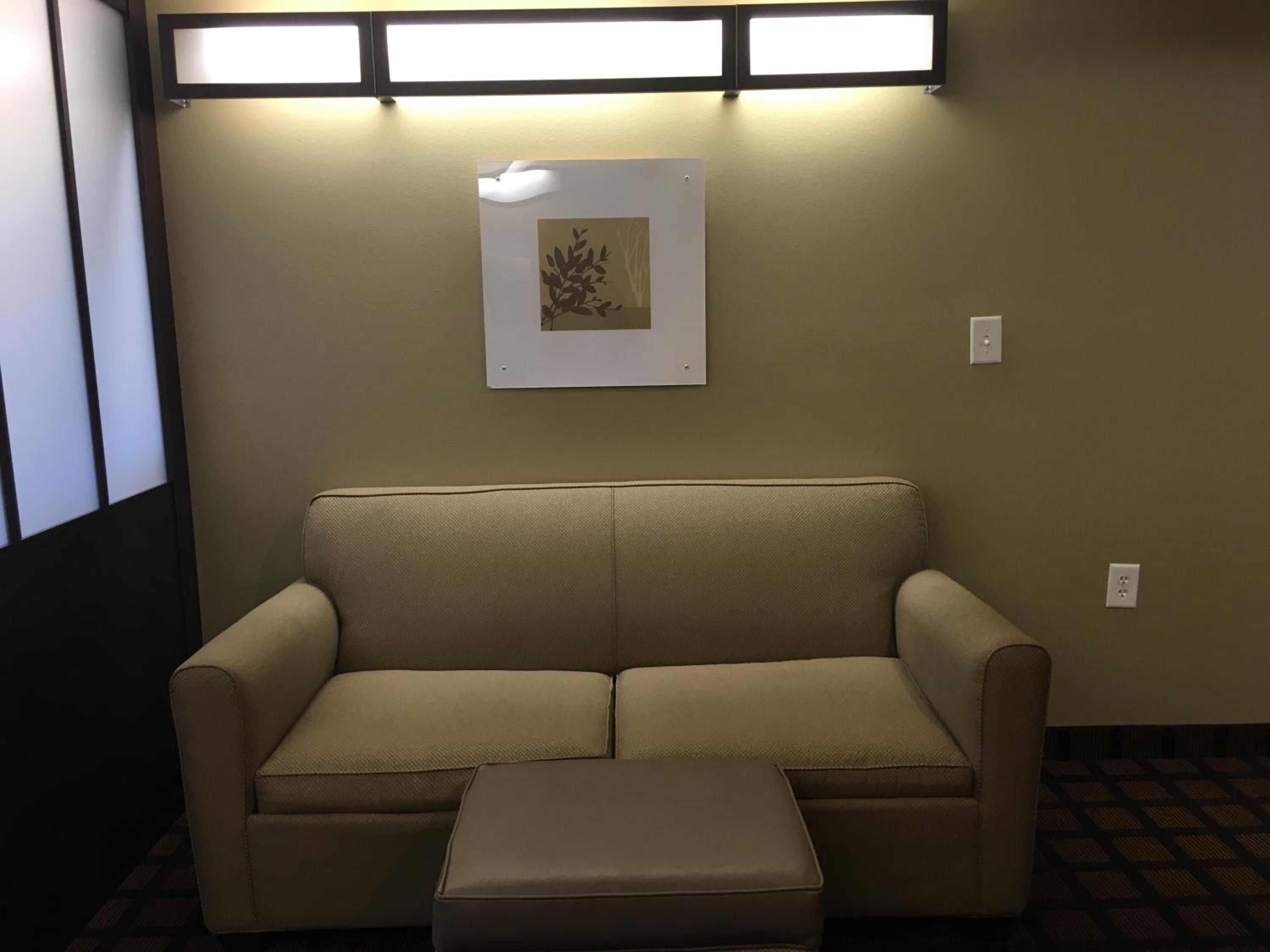 Queen Studio Suite - Non-Smoking - Photo 5