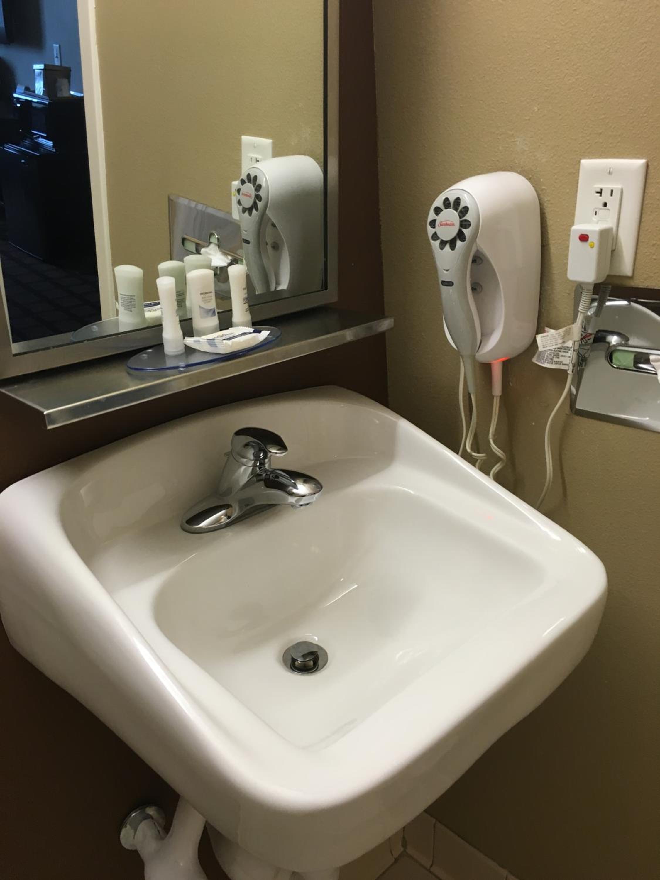 Queen Room - Disability Access/Non-Smoking - Photo 15
