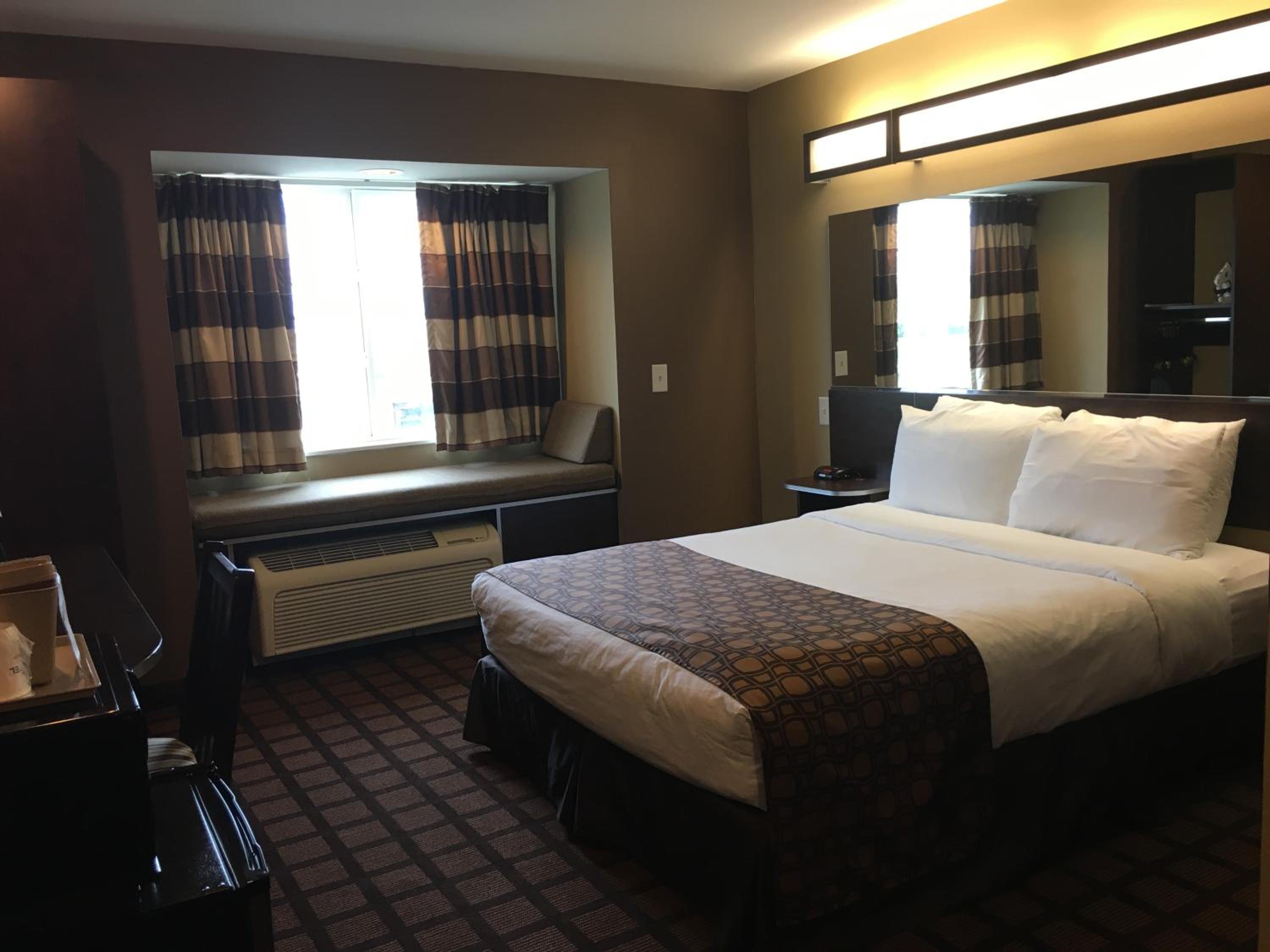 Queen Room - Disability Access/Non-Smoking - Photo 9