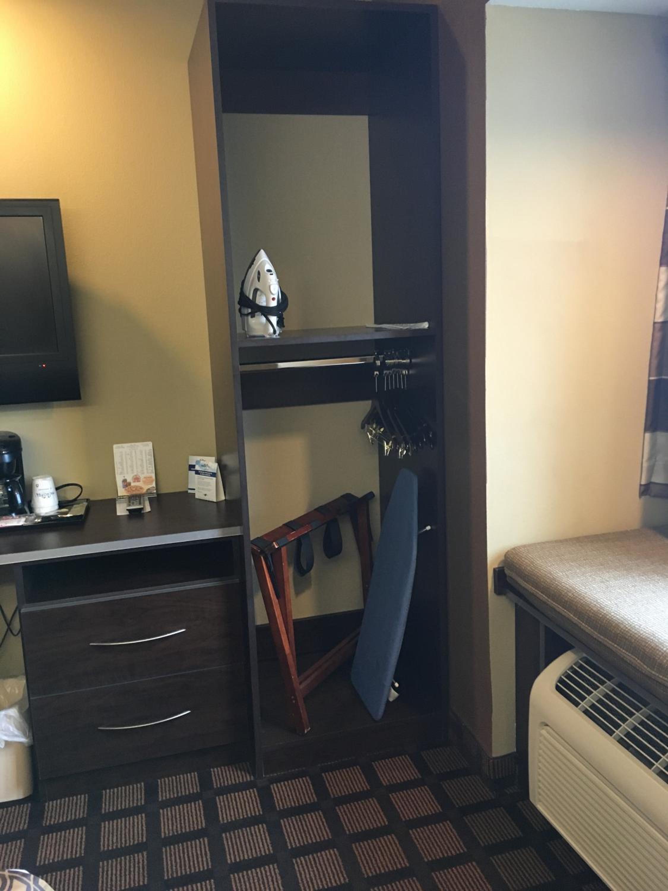 Queen Room - Disability Access/Non-Smoking - Photo 12