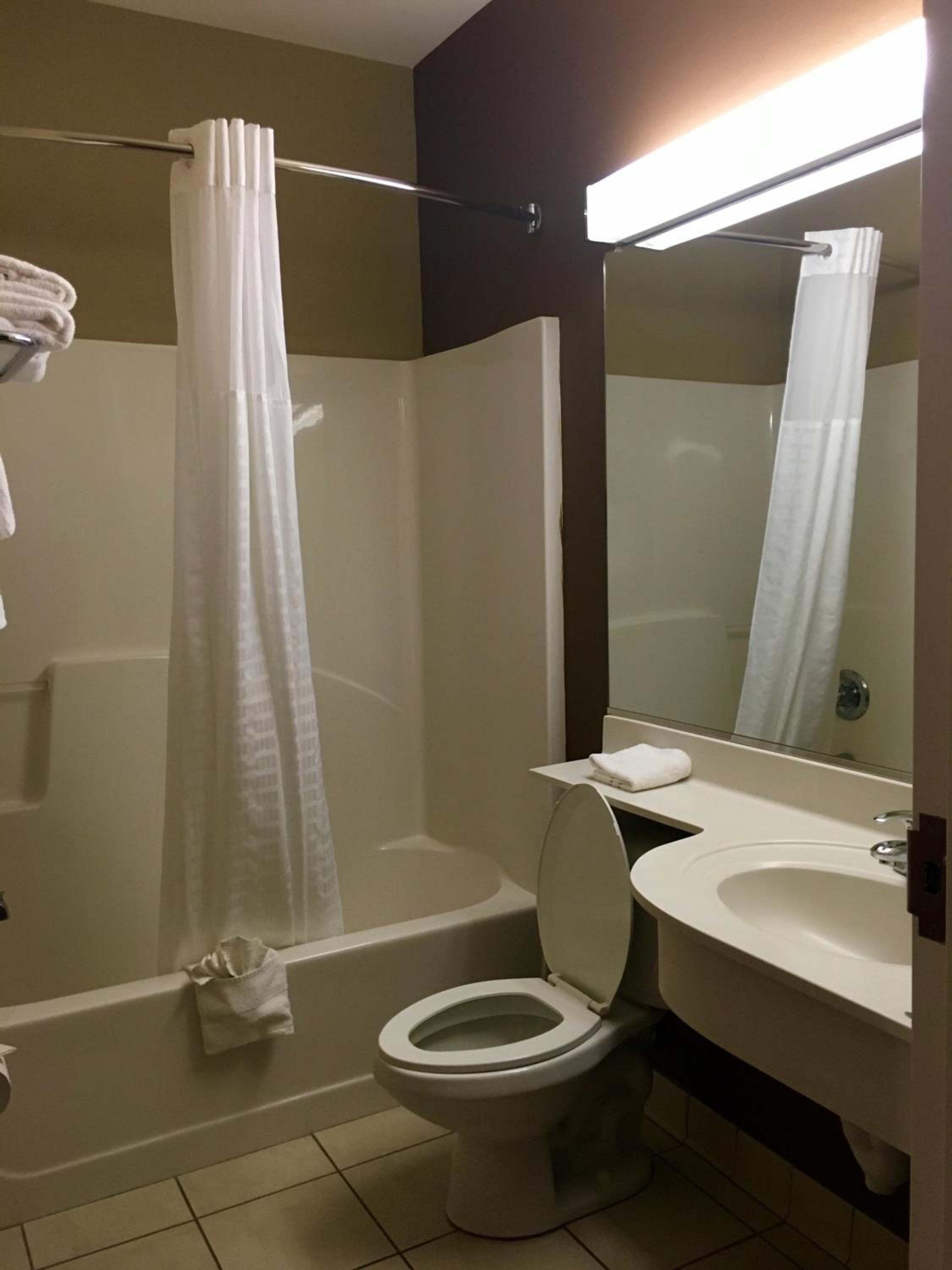 Queen Room with Two Queen Beds - Non-Smoking - Photo 12