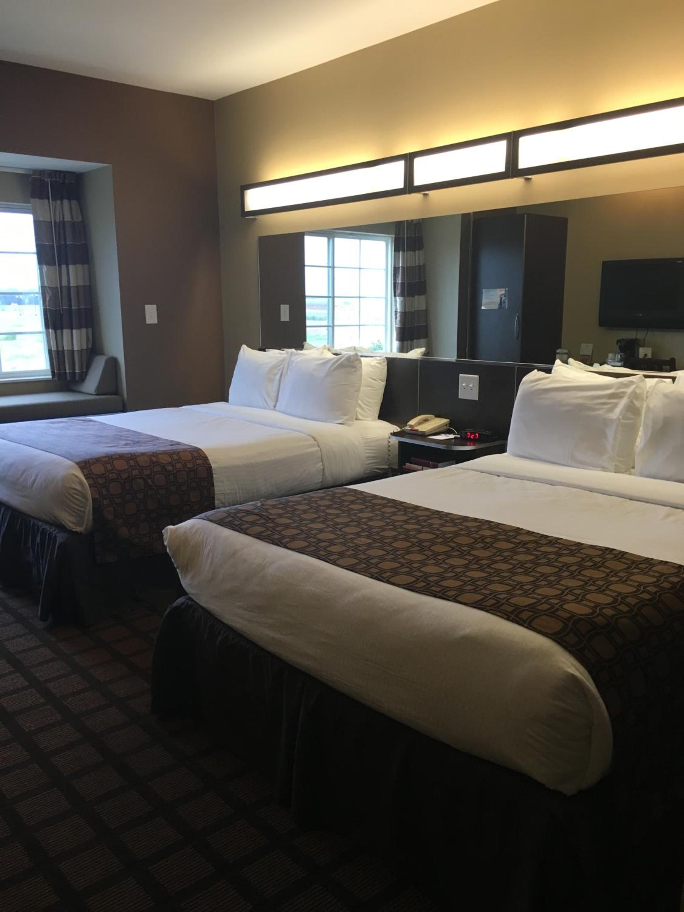 Queen Room with Two Queen Beds - Non-Smoking - Photo 8