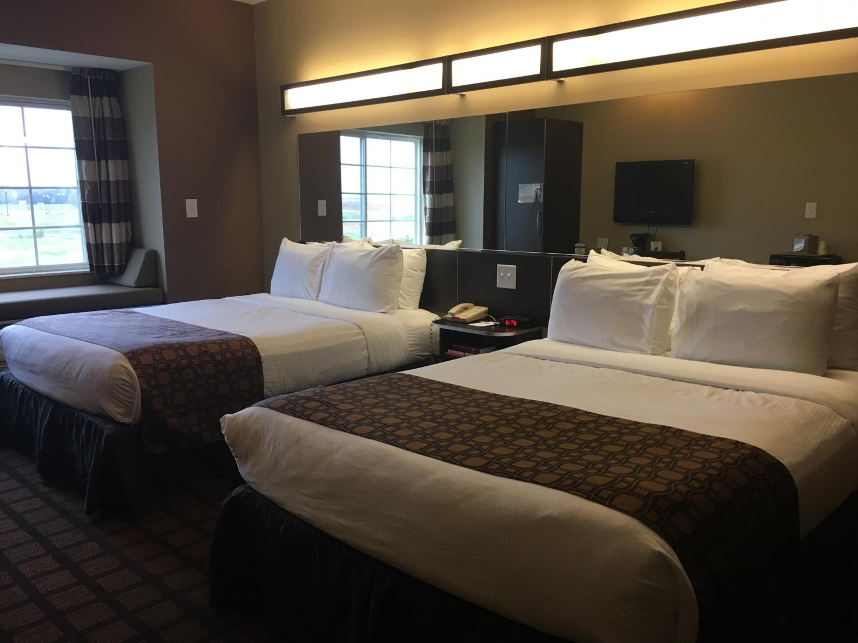 Queen Room with Two Queen Beds - Non-Smoking - Photo 11