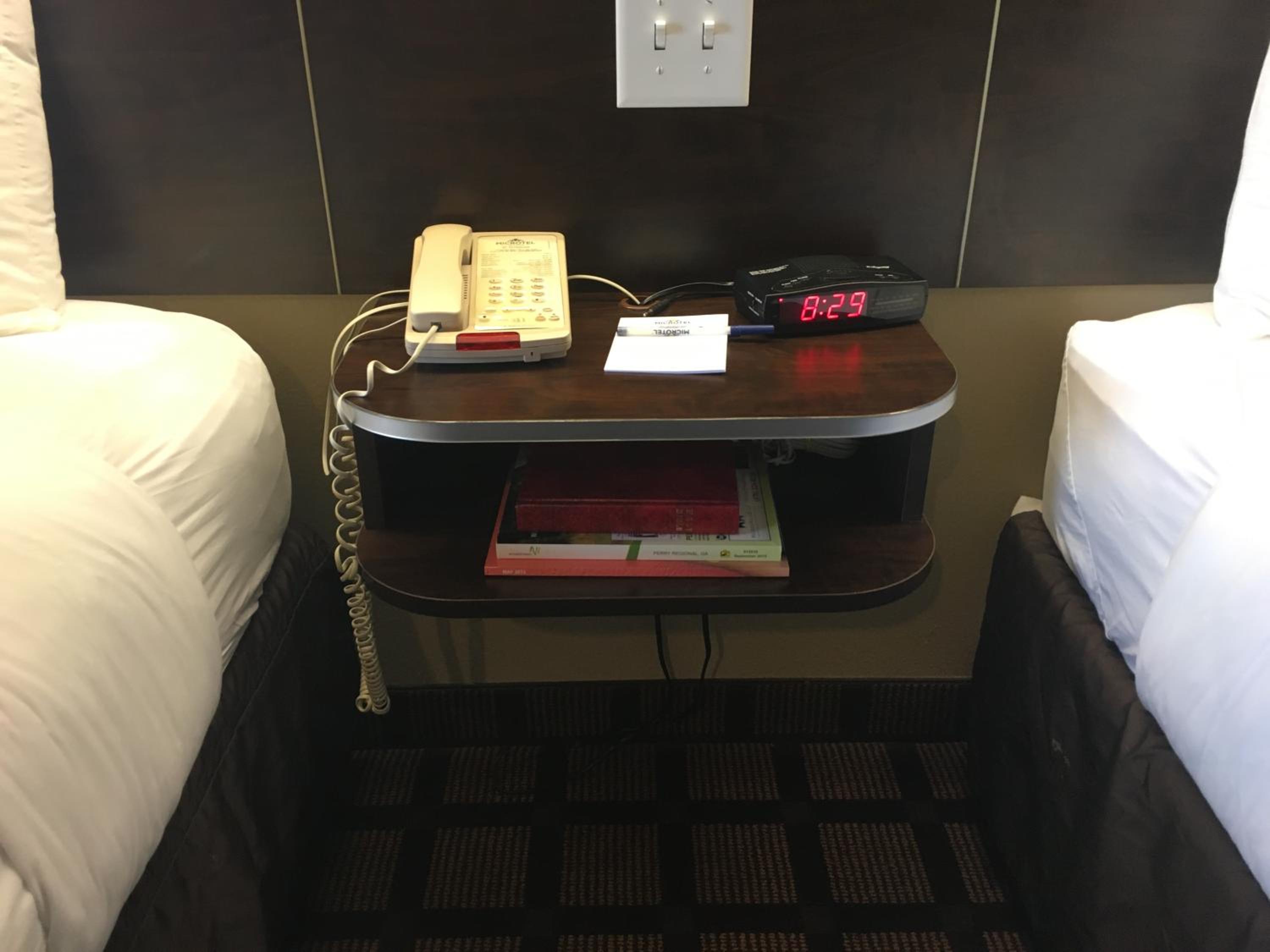 Queen Room with Two Queen Beds - Non-Smoking - Photo 5