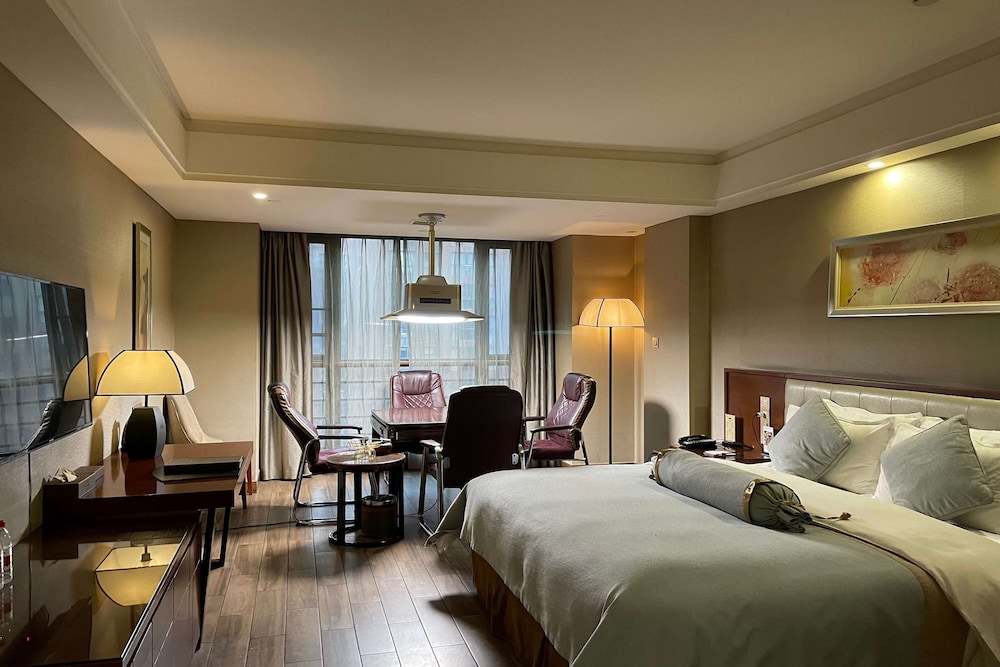 Room, 1 King Bed, Smoking (Mahjong)
