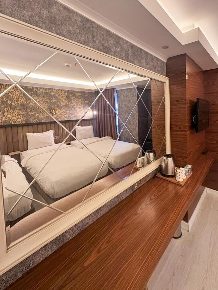 Classic Triple Room, Multiple Beds photo 2