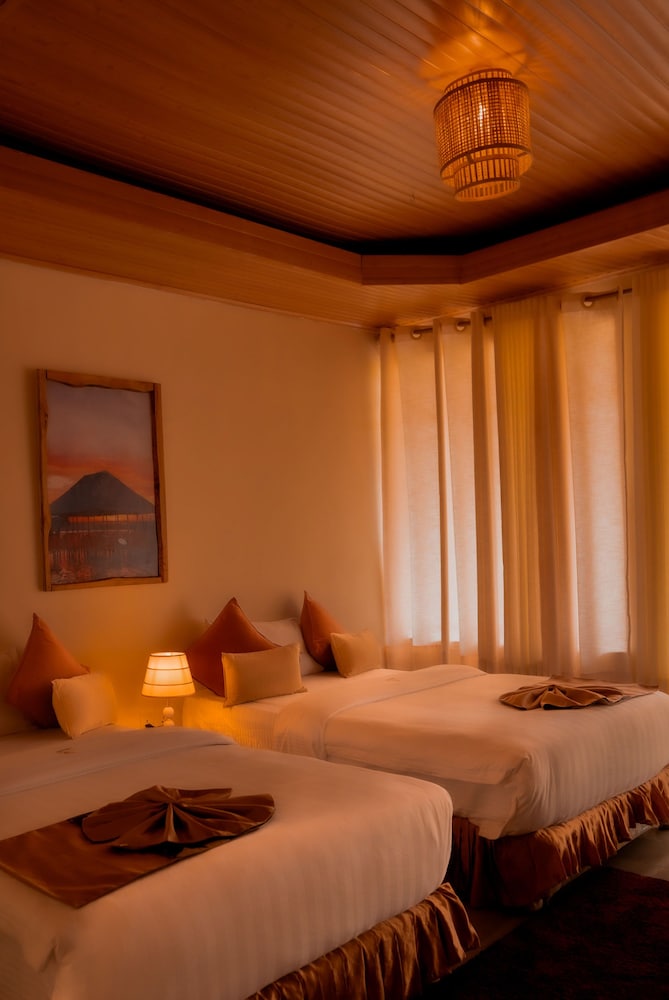 Classic Twin Room, Partial Lake View photo 2