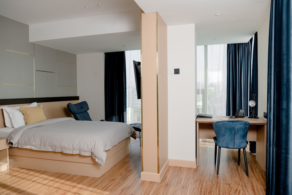 Deluxe Room, 1 King Bed photo 3