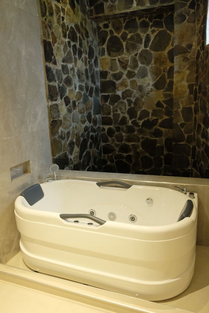 Executive Suite - Photo 4