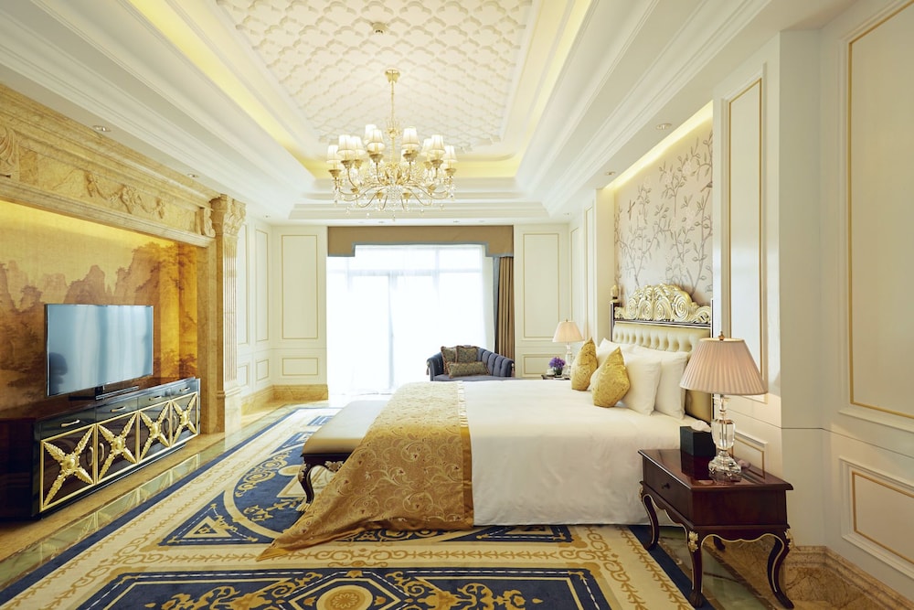 Executive Lake View Suite