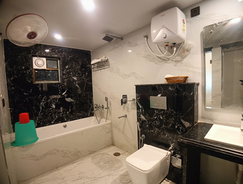 Executive Triple Room with Bathtub photo 2