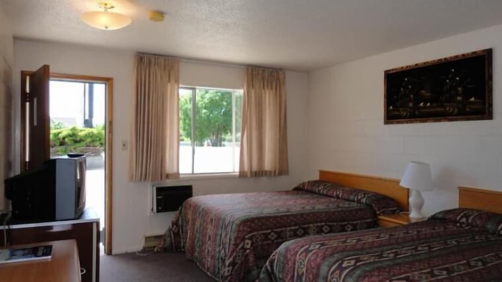 Room, 2 Queen Beds, Kitchen photo 1