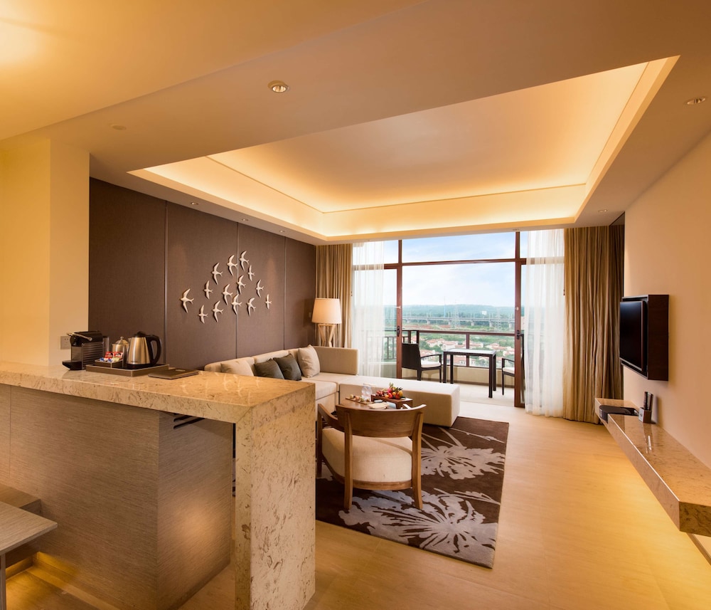 Deluxe Suite, Club Lounge Access, Lake View