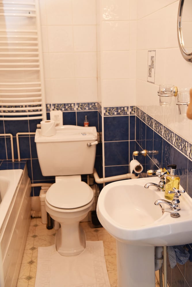 Standard Double Room, Ensuite photo 3