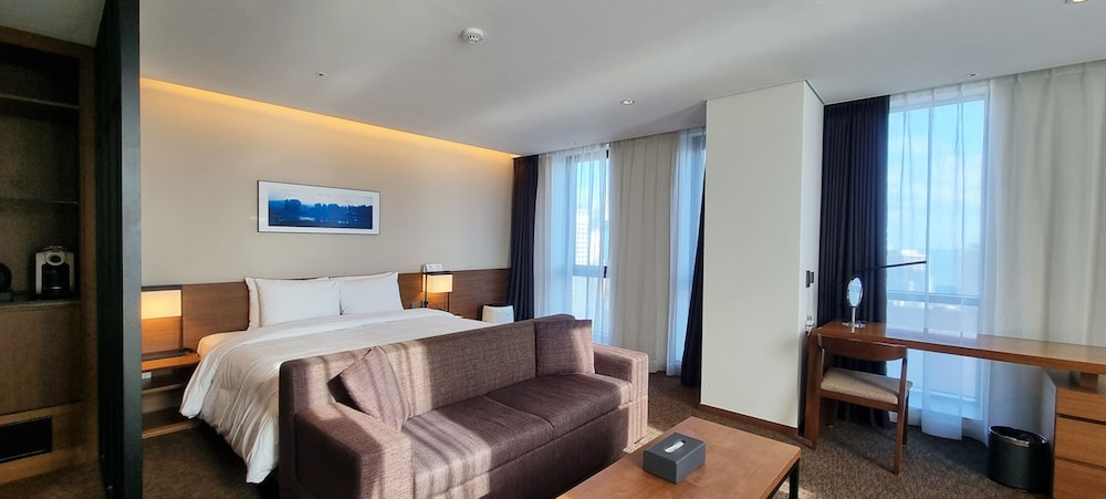 Suite, 1 King Bed, Non Smoking, Corner