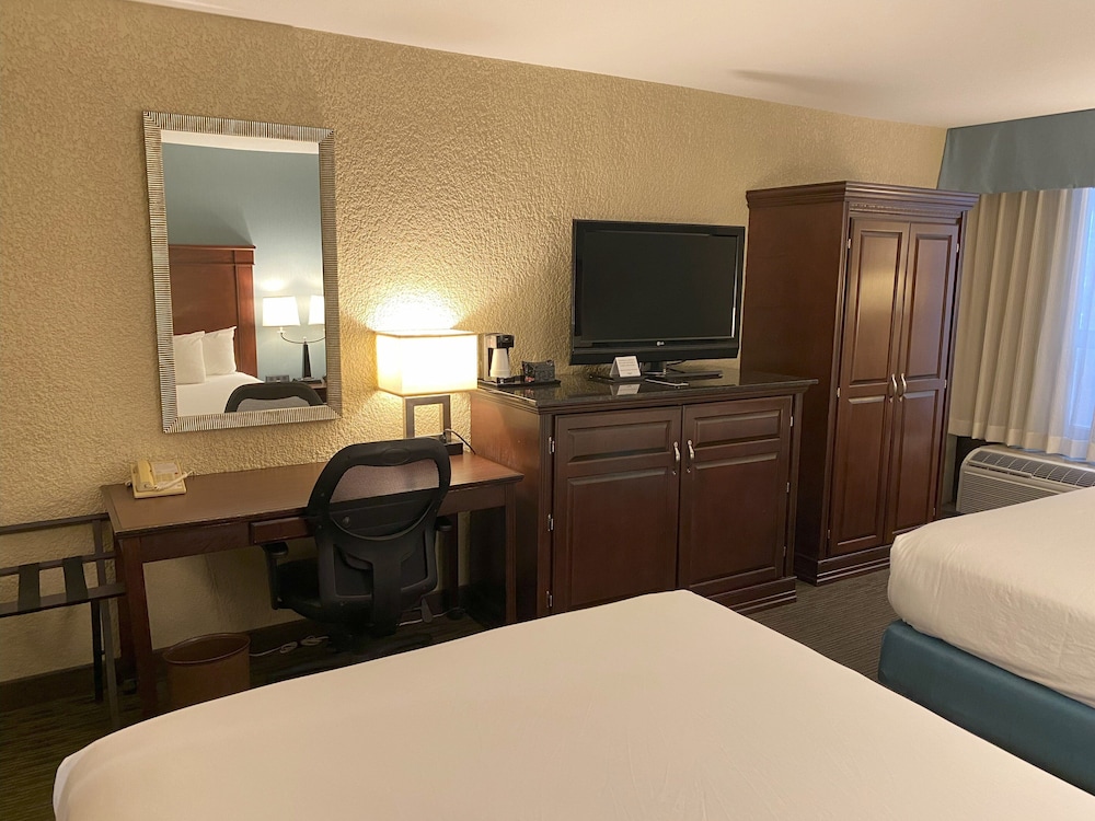 Standard Room, 2 Queen Beds - Photo 1