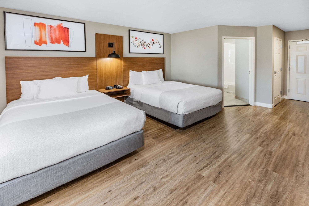 Deluxe Suite, 2 Queen Beds, Accessible, Non Smoking (Tub with Grab Bars) - Photo 1