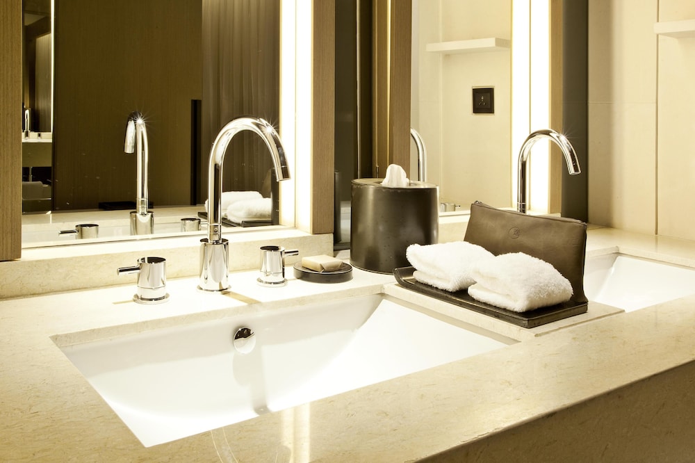 Deluxe Business King Room photo 2