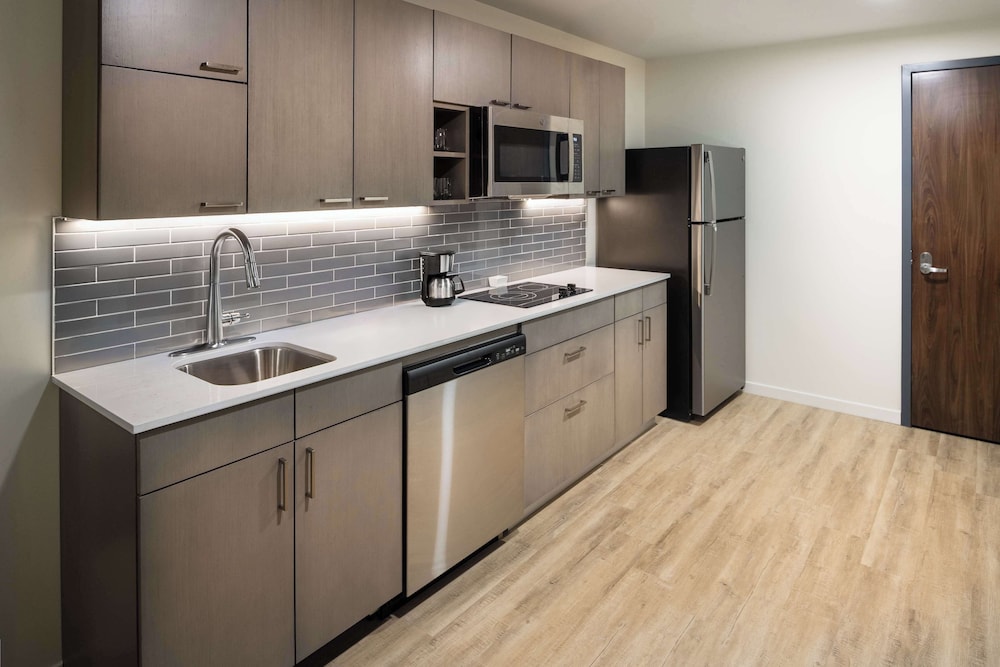 Suite, 1 Bedroom, Kitchen (King Bed) - Photo 2