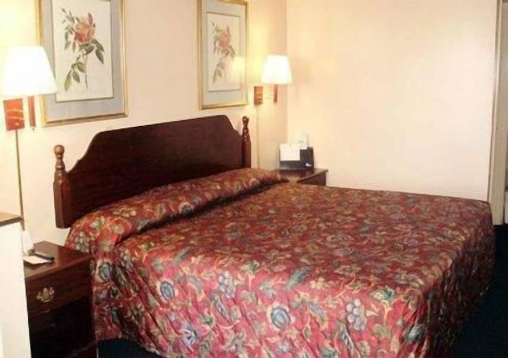Standard Room, 1 King Bed, Non Smoking - Photo 1