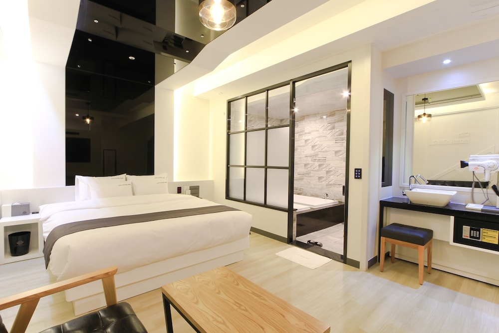 Deluxe Room - Photo 16