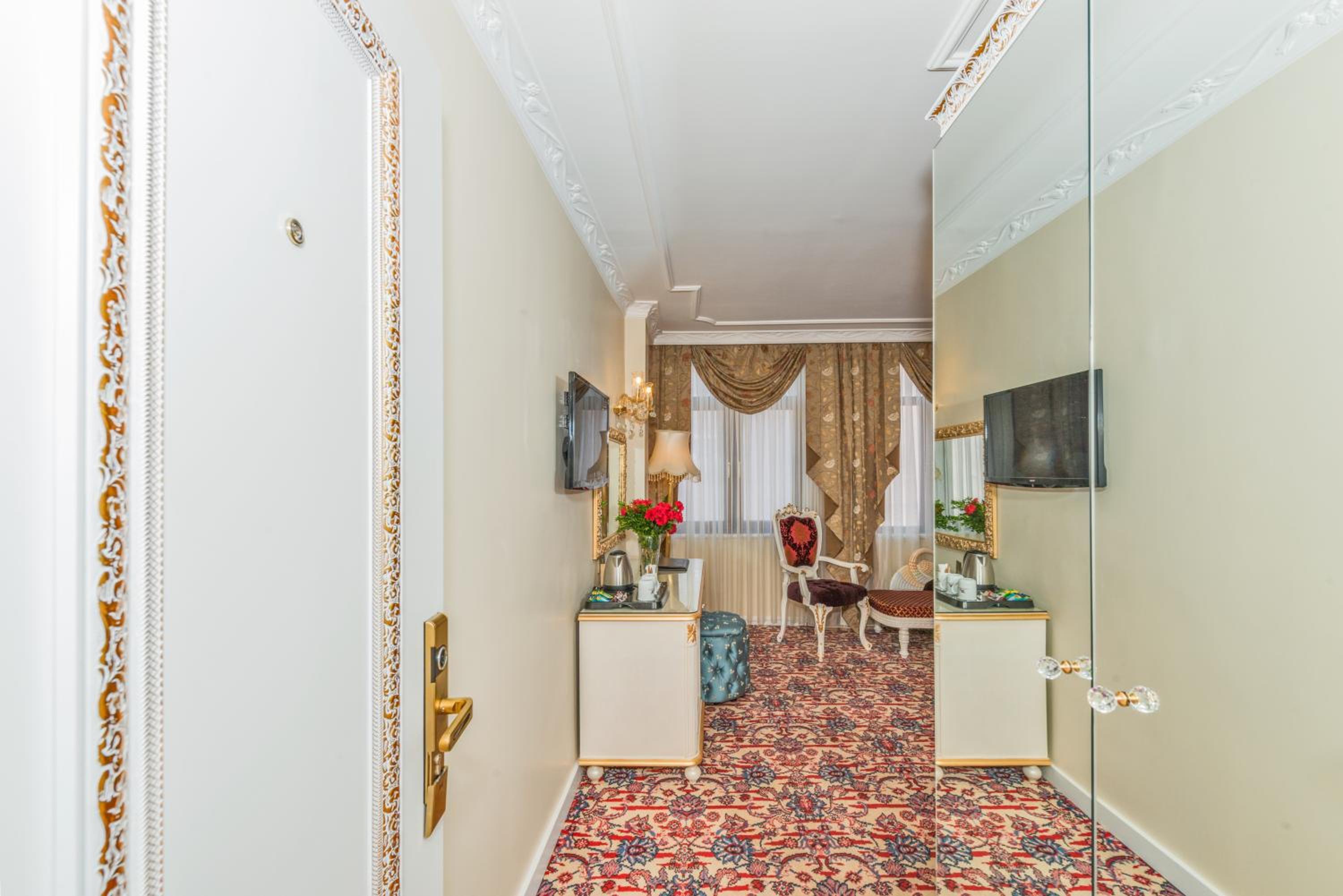 Deluxe Triple Room photo 2