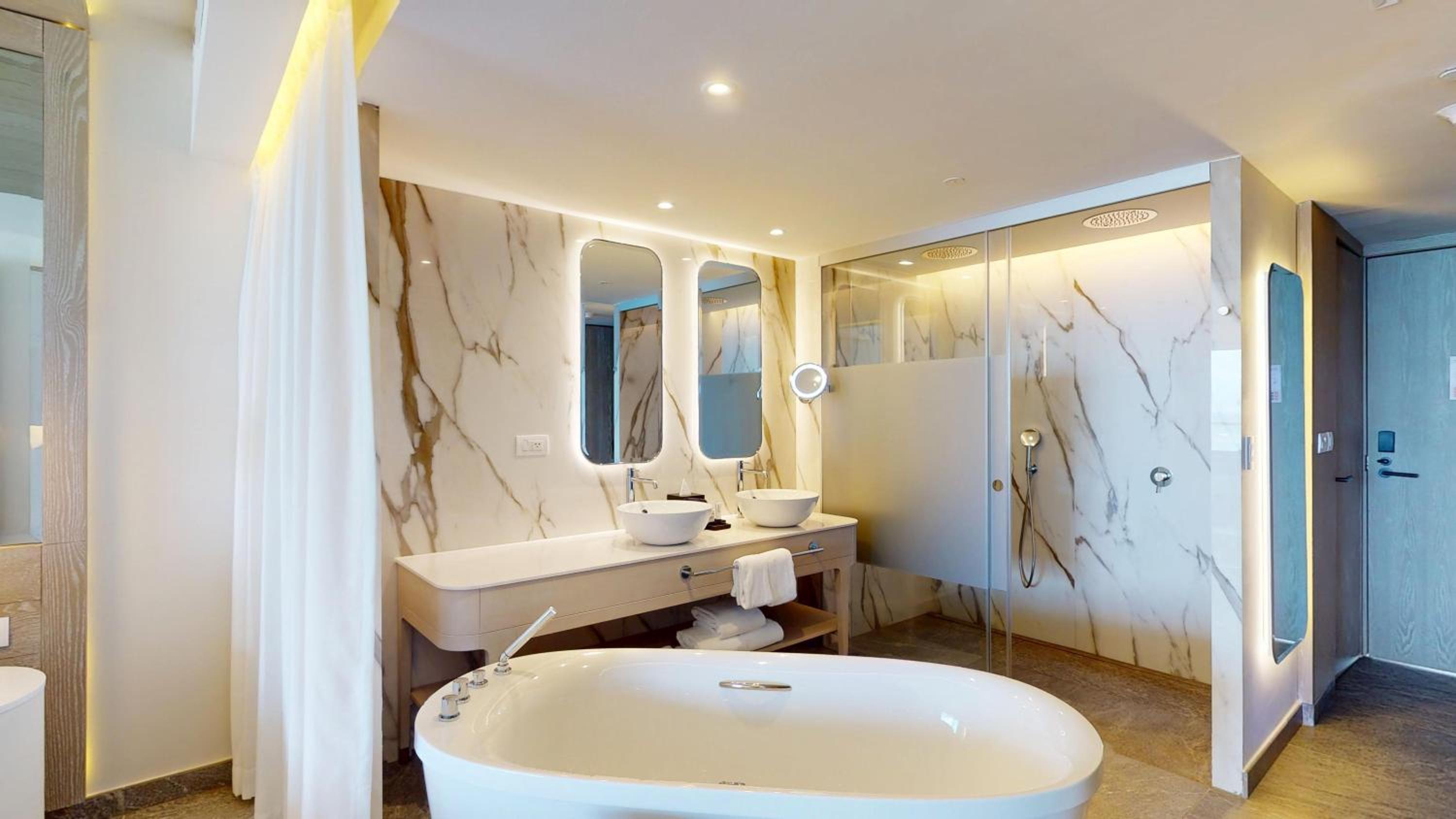 Deluxe Junior Suite - Photo 4