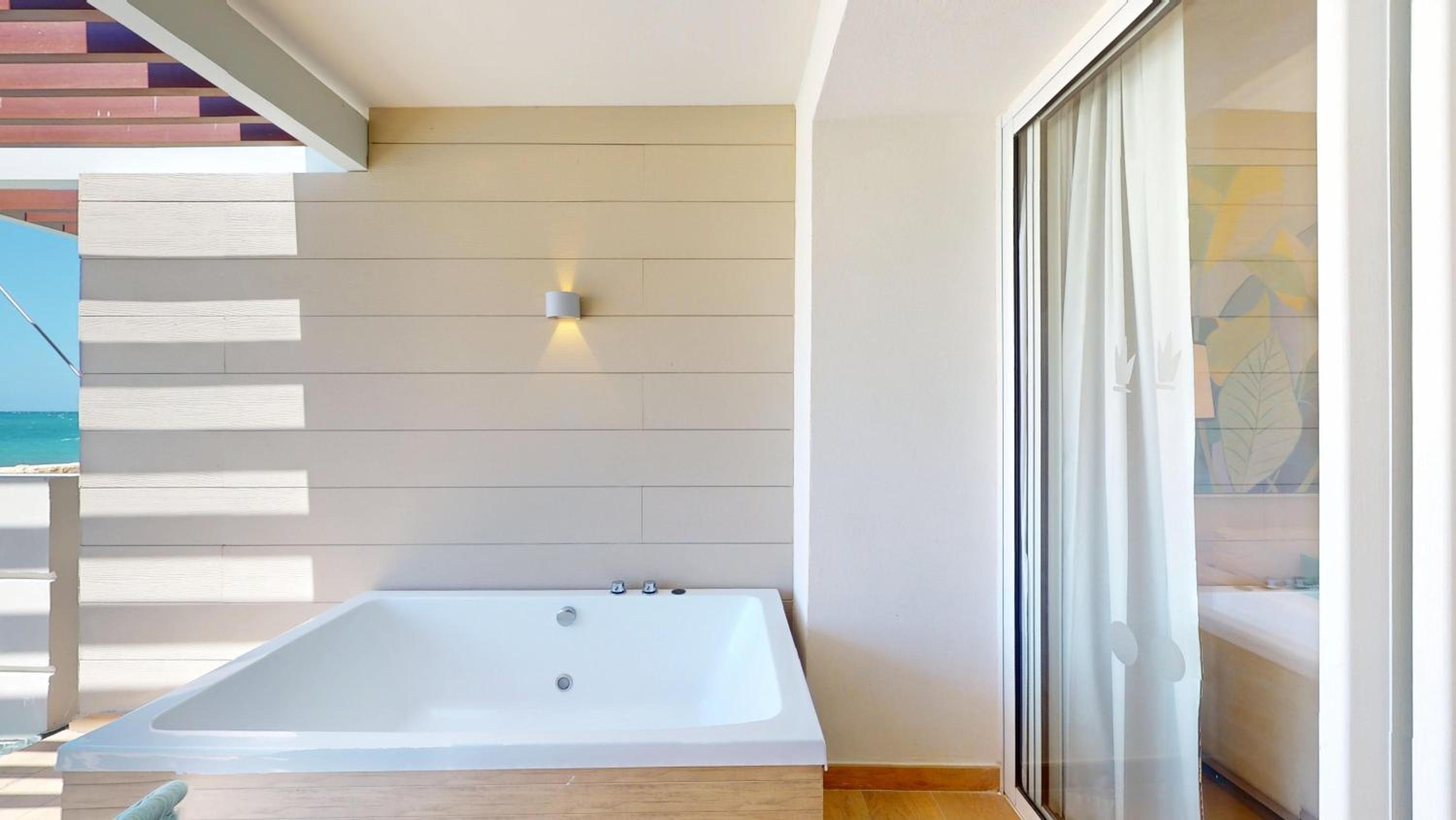 Swim out Platinum Junior Suite