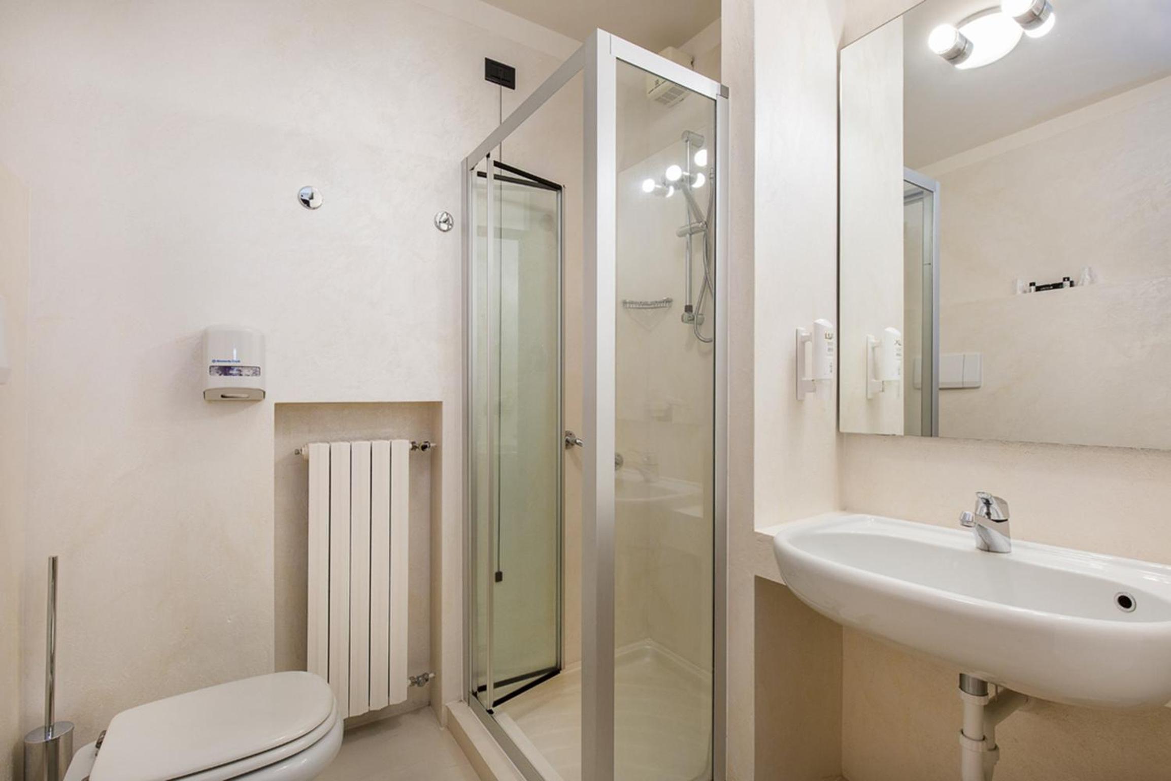 Deluxe Double Room with Balcony and Lake View - Photo 2
