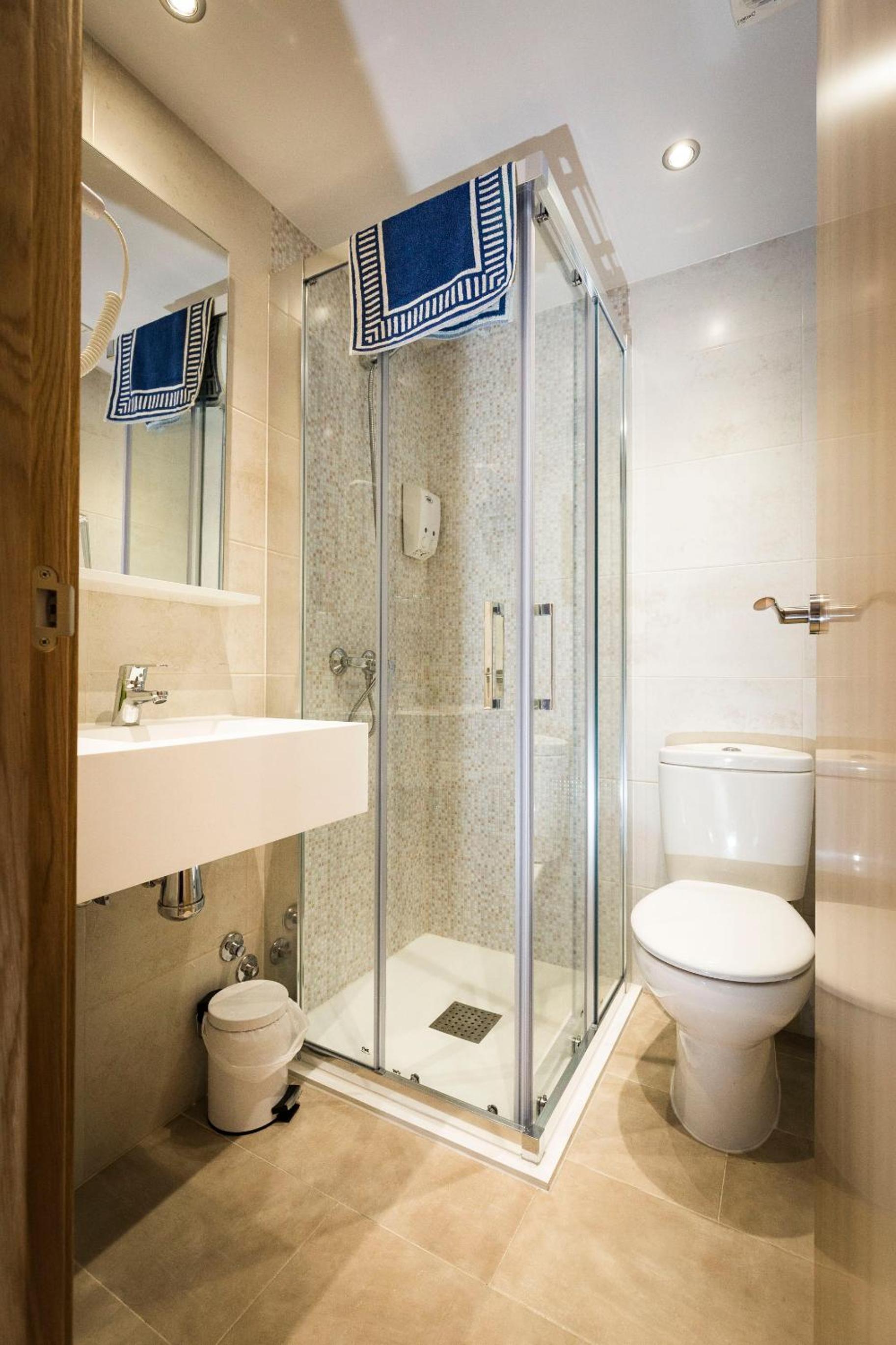 Double Room with Private Bathroom - 1 Double bed - Photo 2