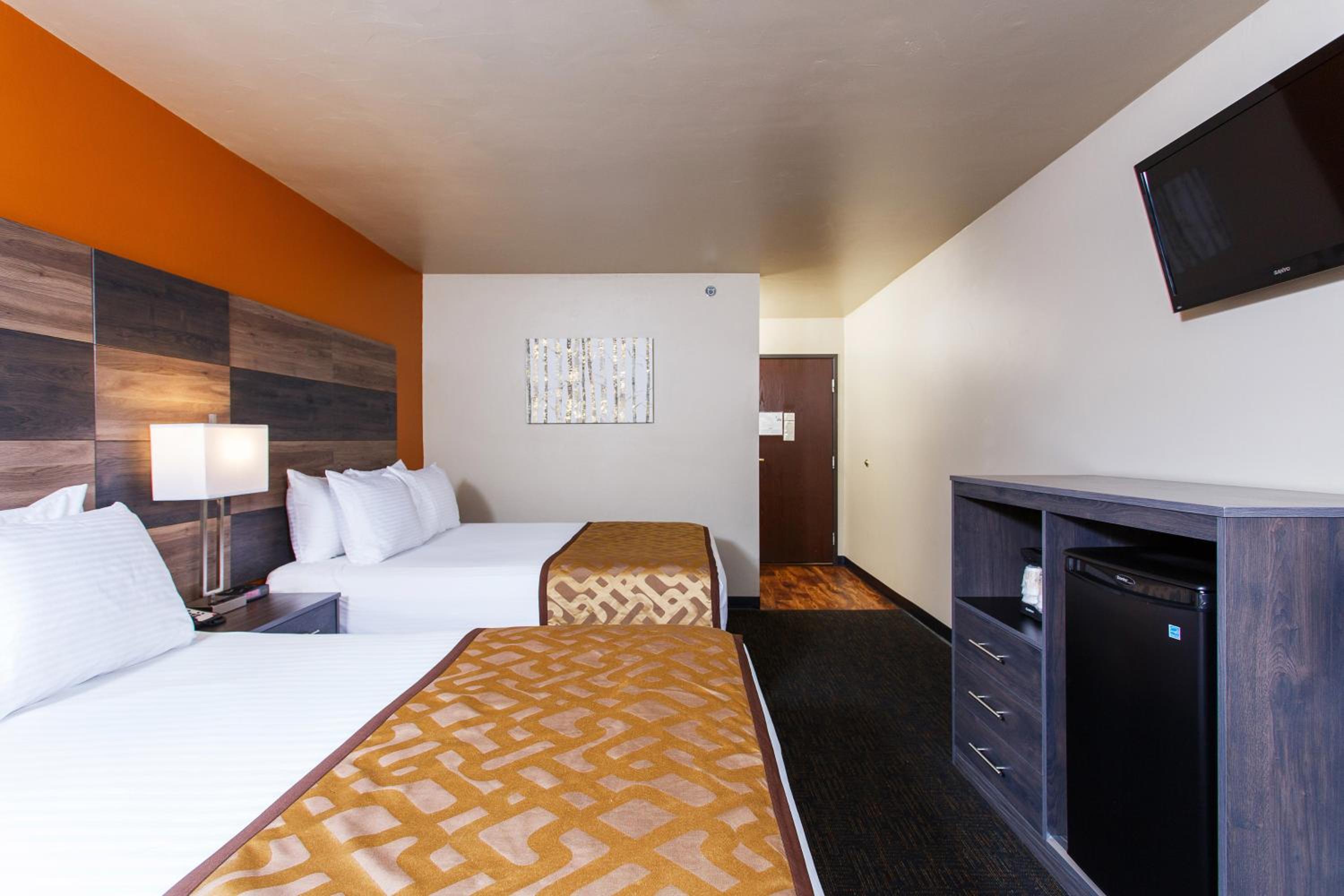 Queen Room with Two Queen Beds - Photo 3