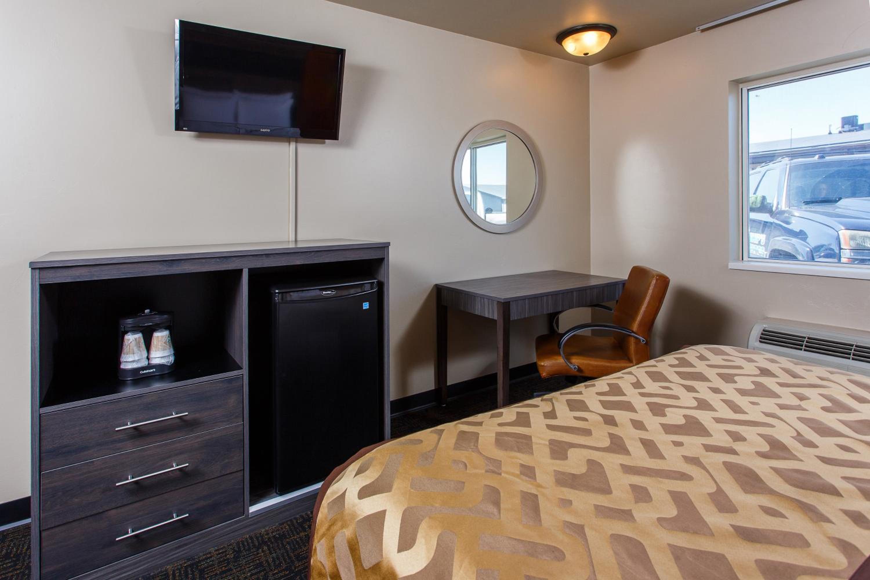 Queen Room with Two Queen Beds - Photo 4