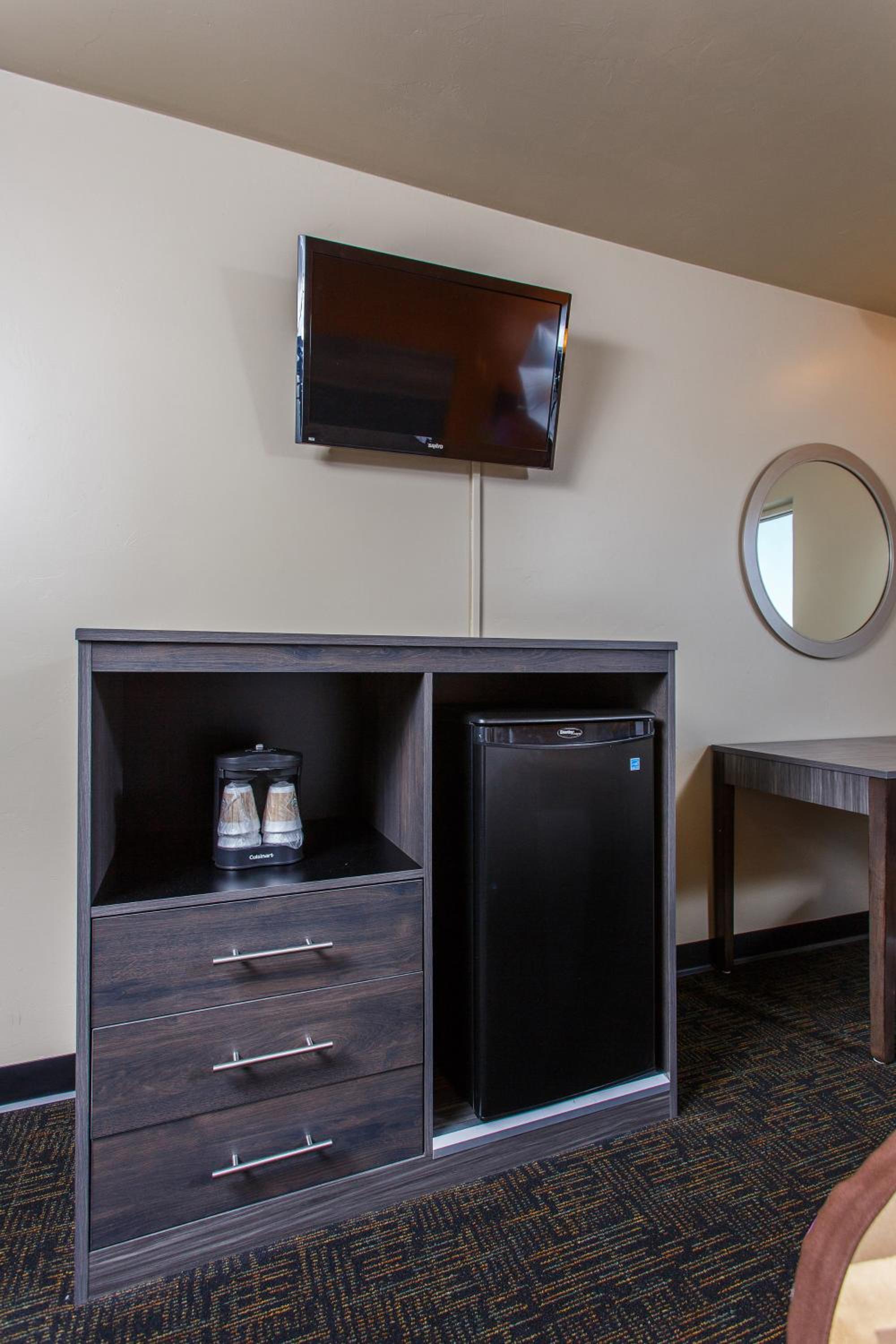 Queen Room with Two Queen Beds - Photo 5