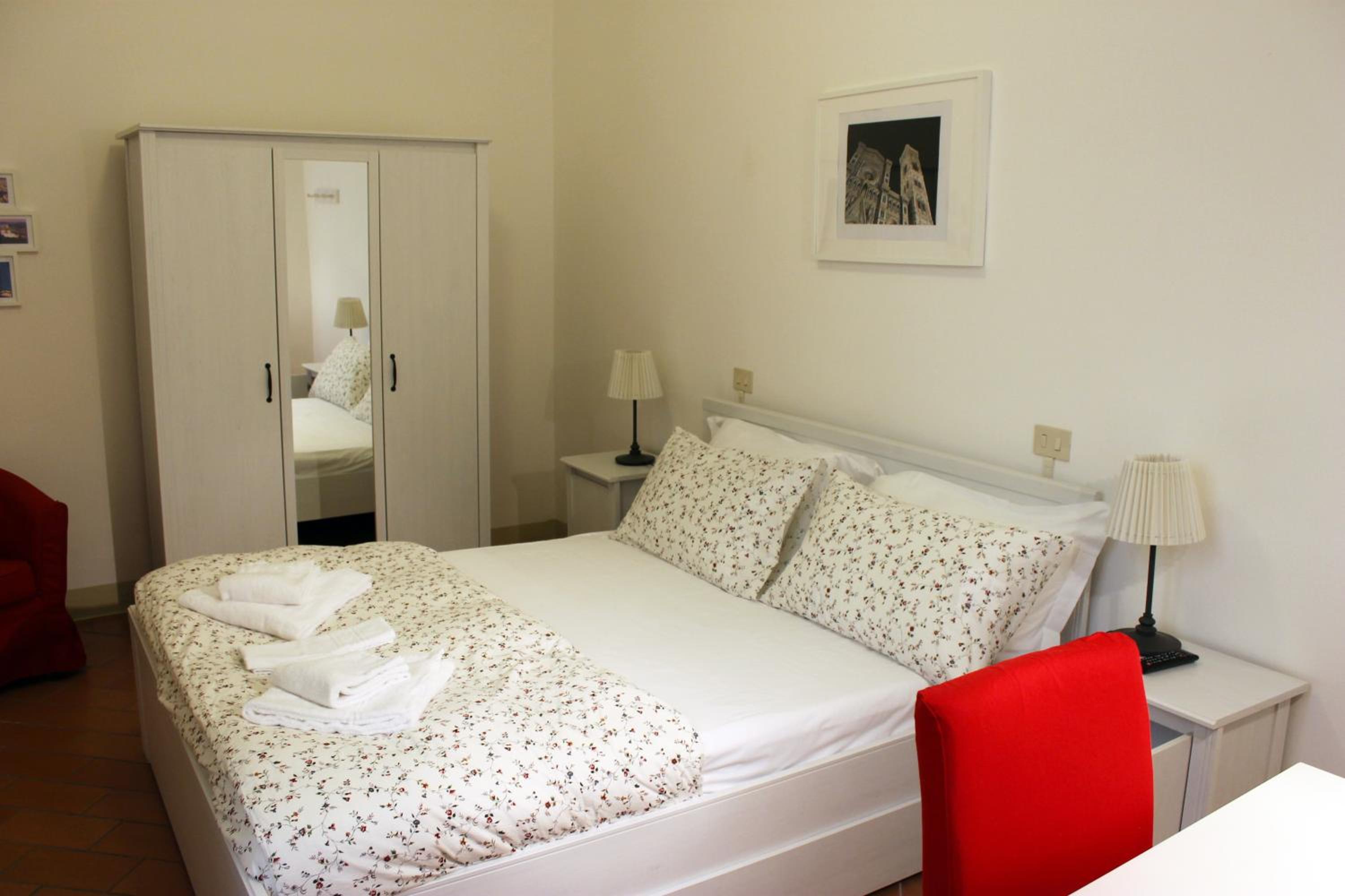 Queen Room with Shared Bathroom photo 1