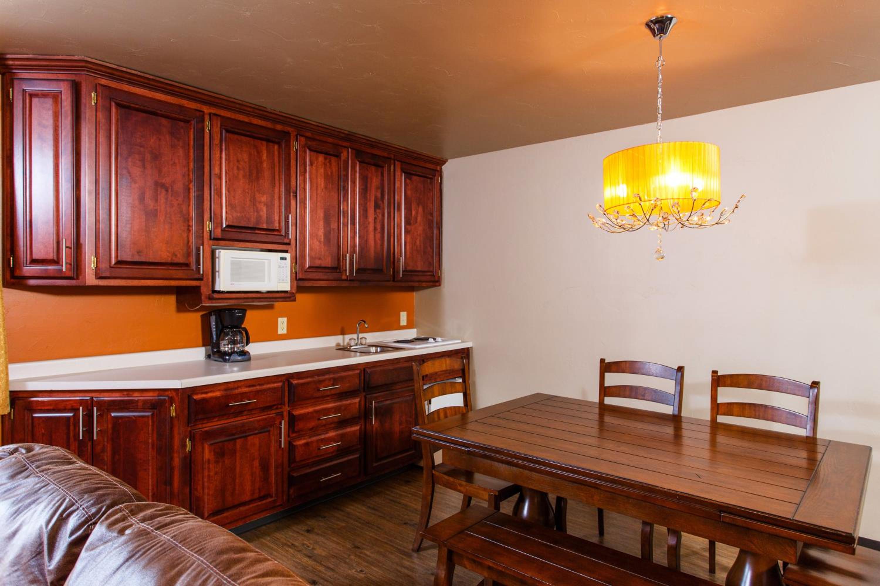 Deluxe Family Suite - Photo 6