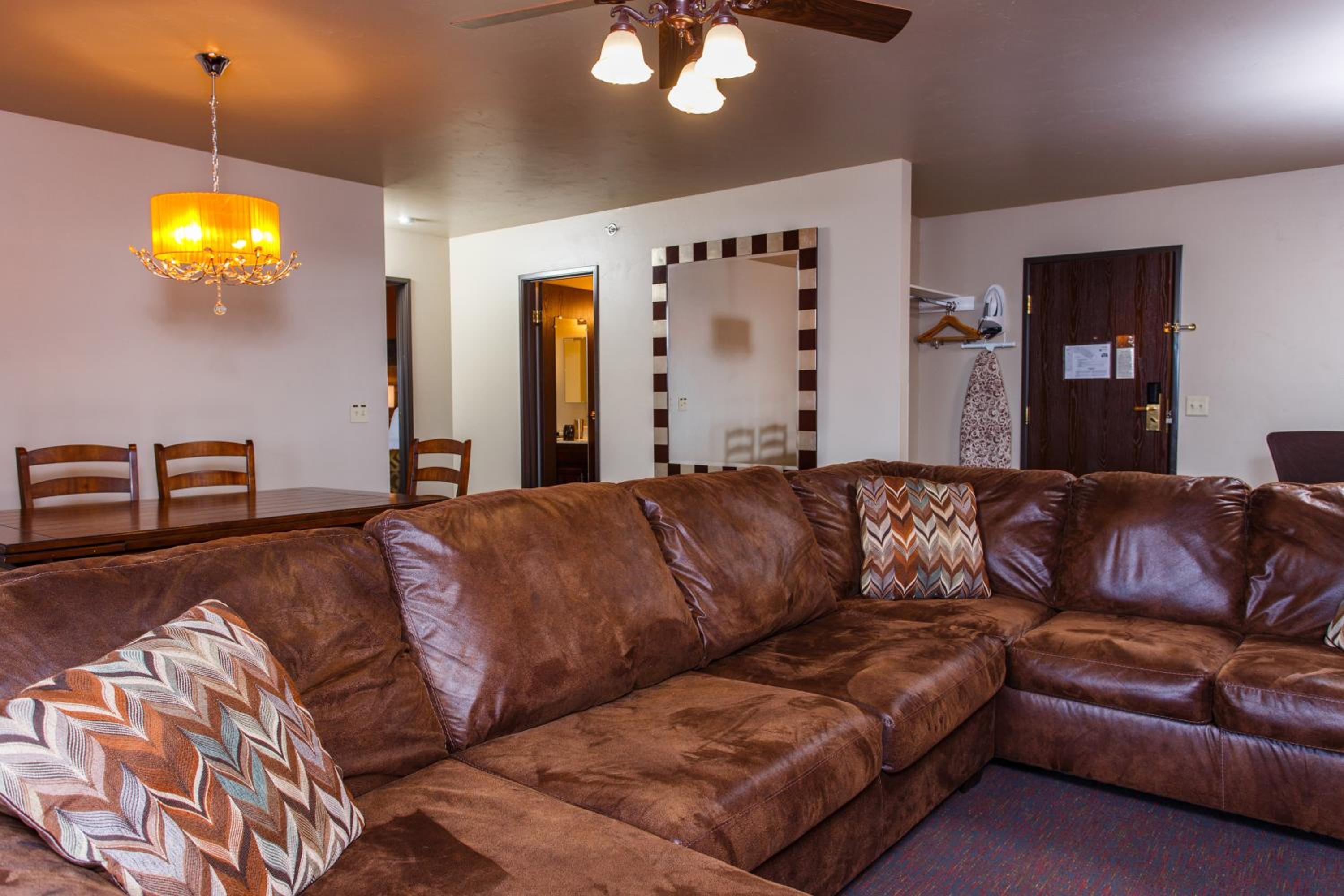 Deluxe Family Suite - Photo 2