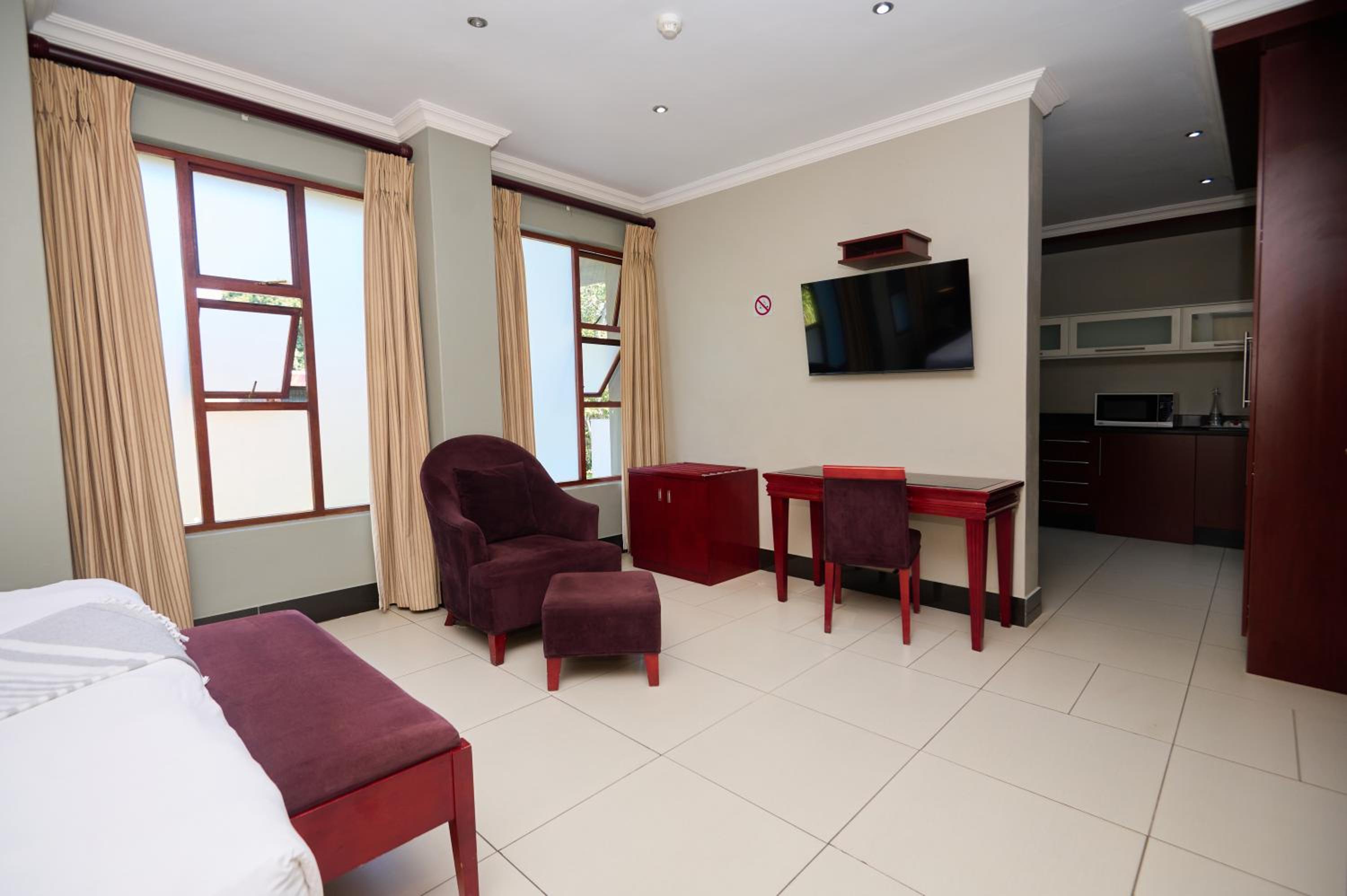 Deluxe King Suite photo 1