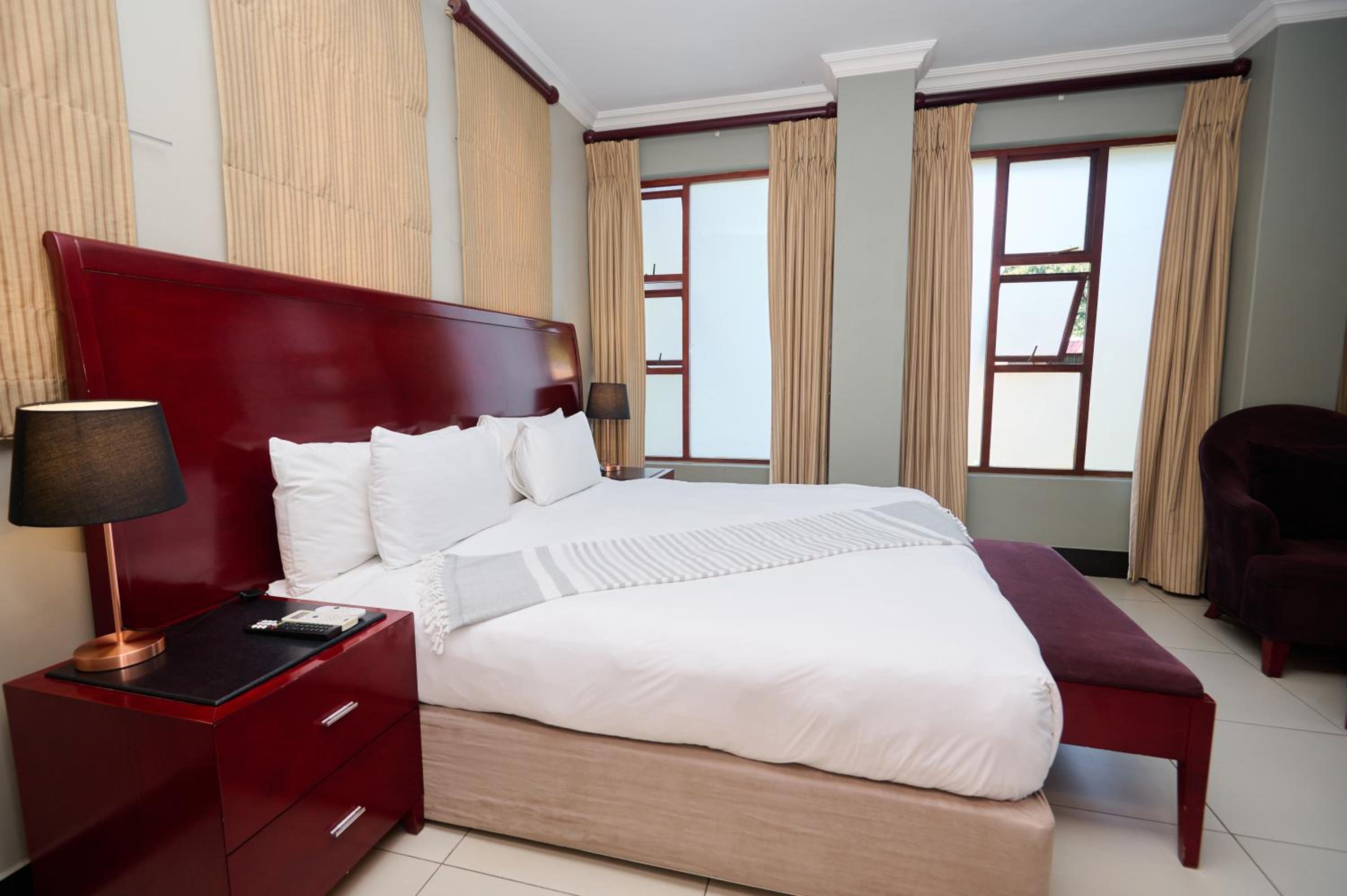 Deluxe King Suite photo 2