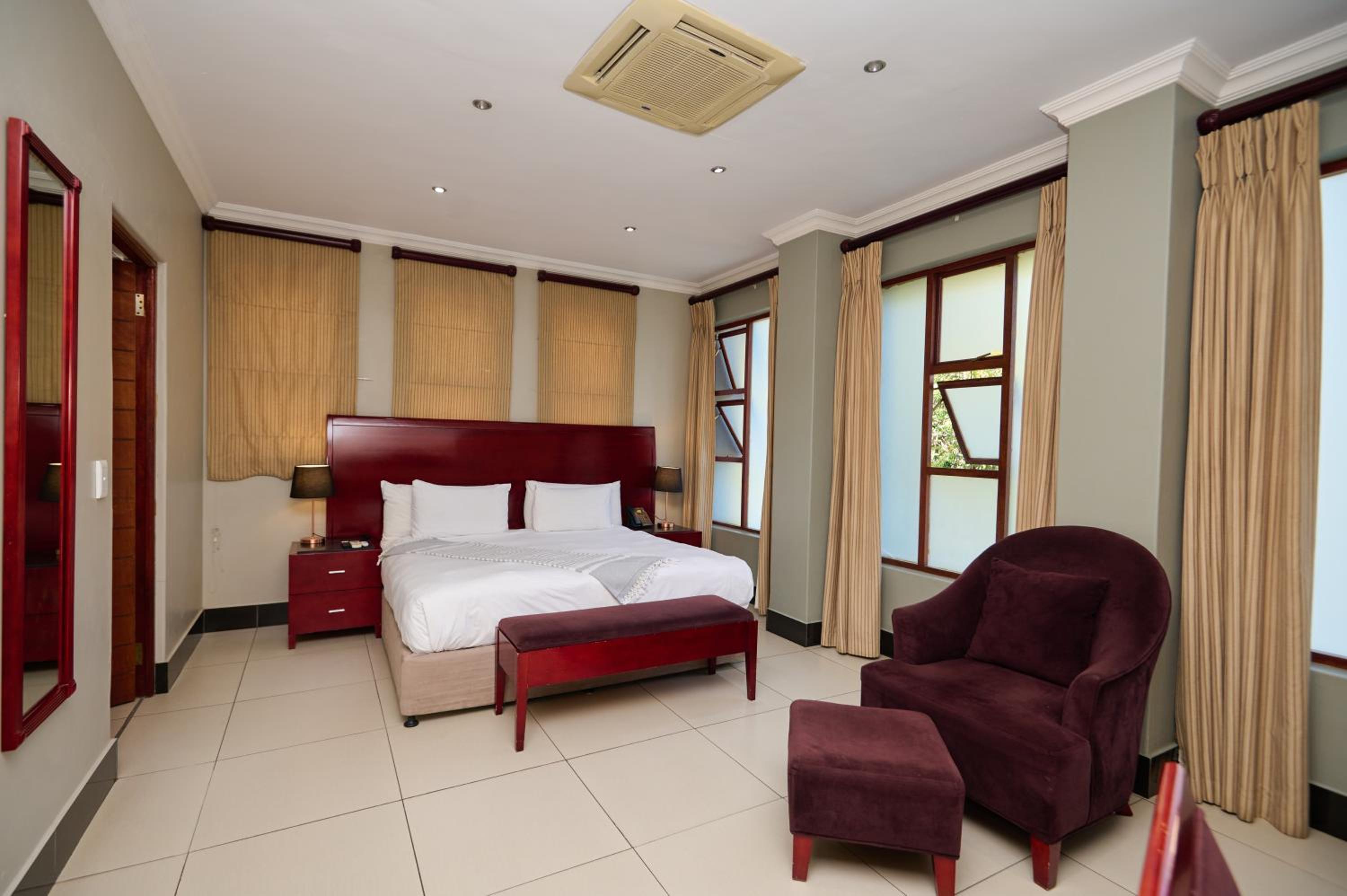 Deluxe King Suite photo 3