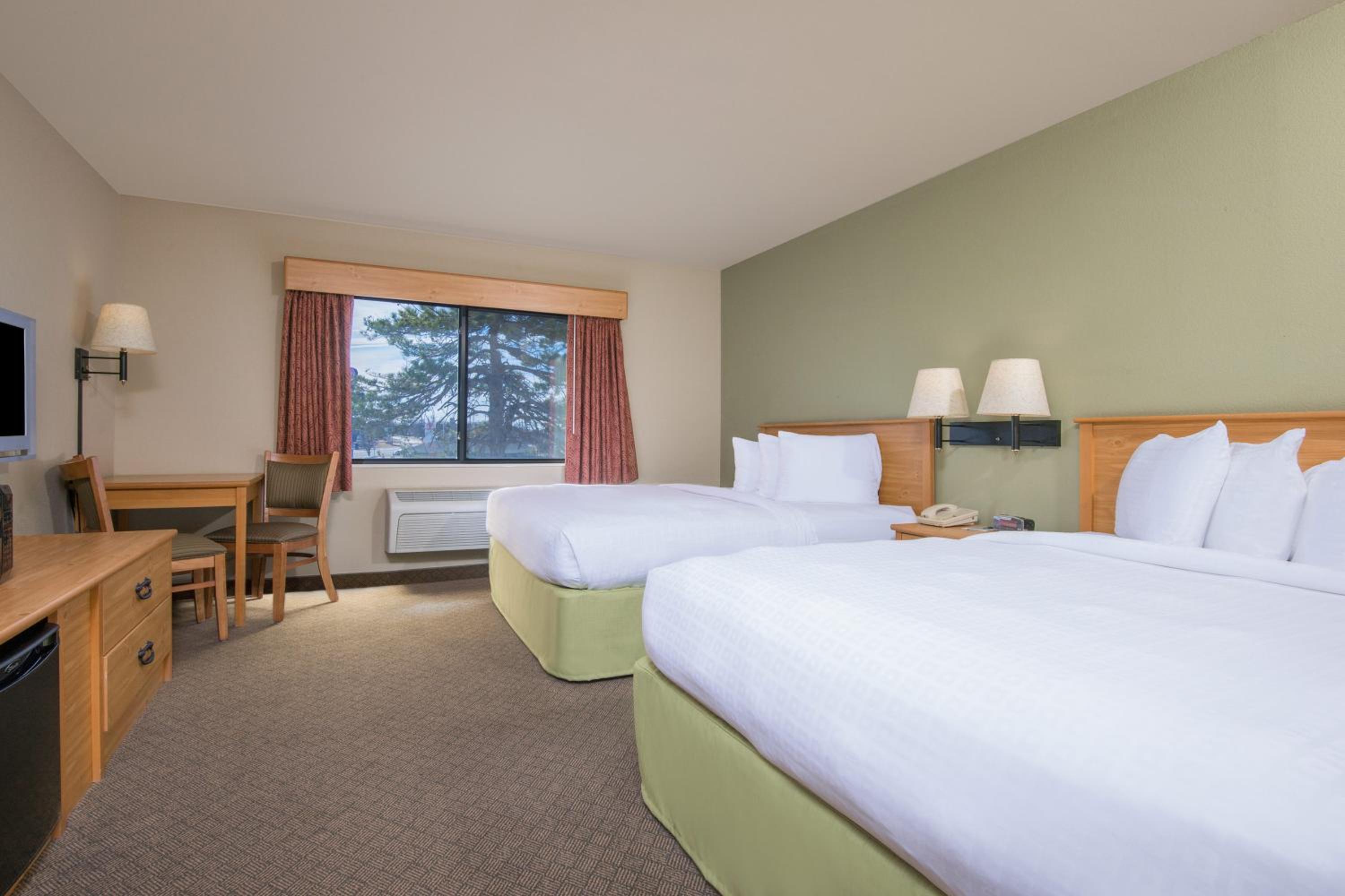 Queen Room with Two Queen Beds - Non-Smoking - Photo 1
