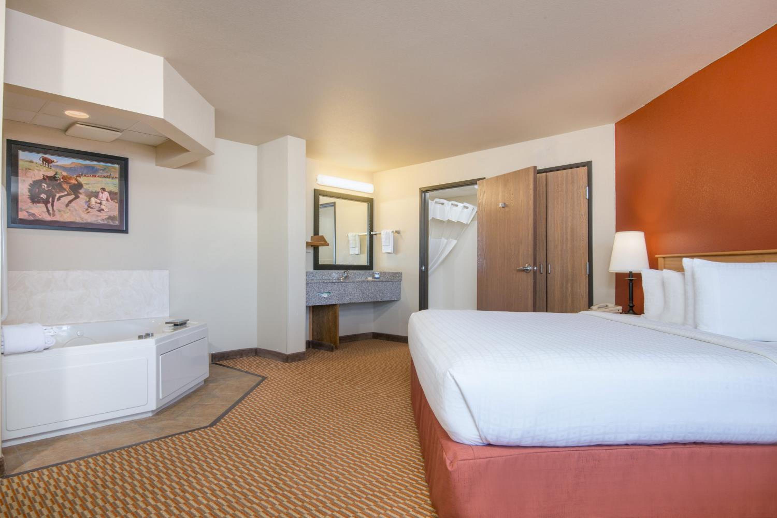King Deluxe Room with Jetted Tub and Balcony - Non-Smoking - Photo 1