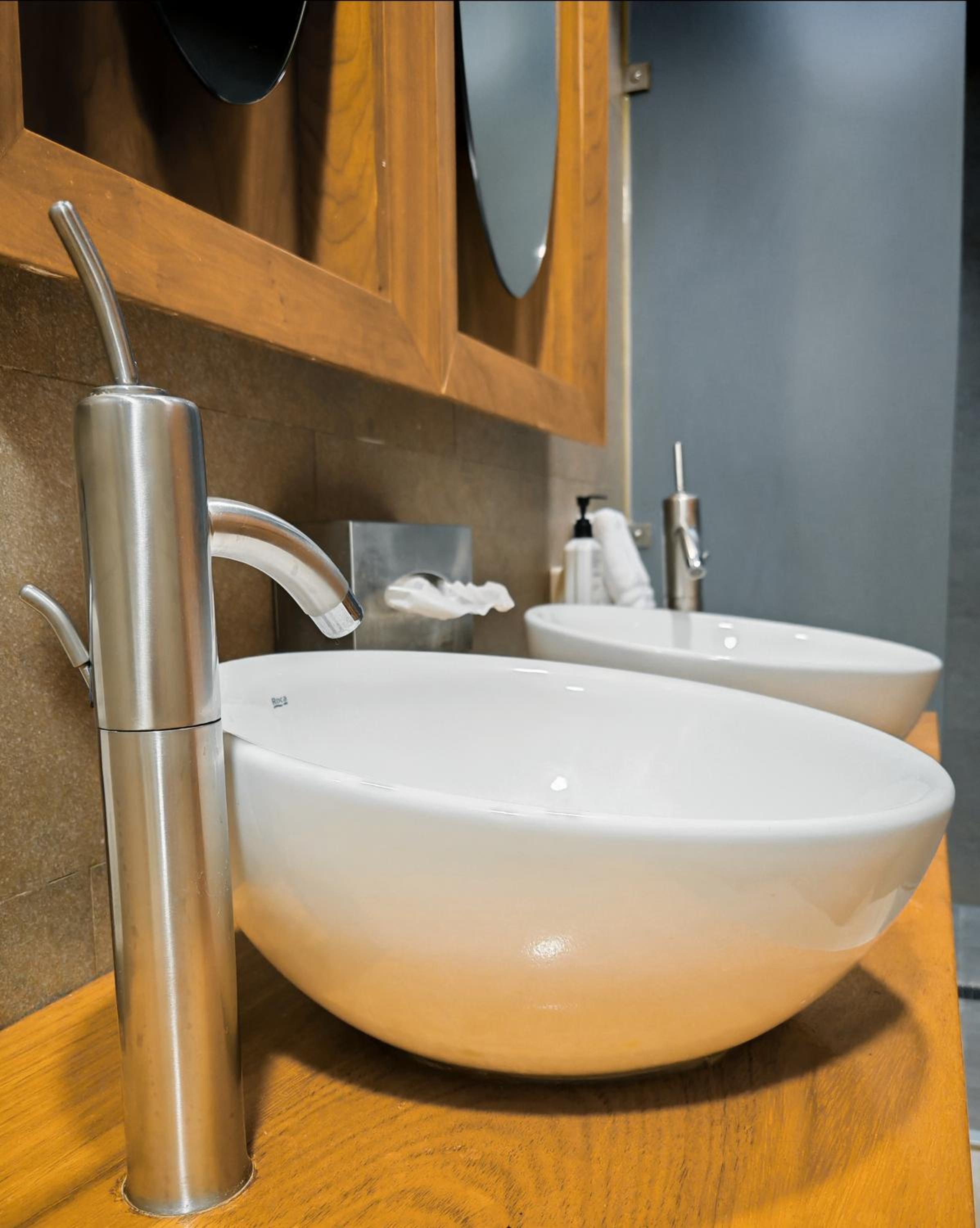 Double or Twin Room with Shower - Photo 8