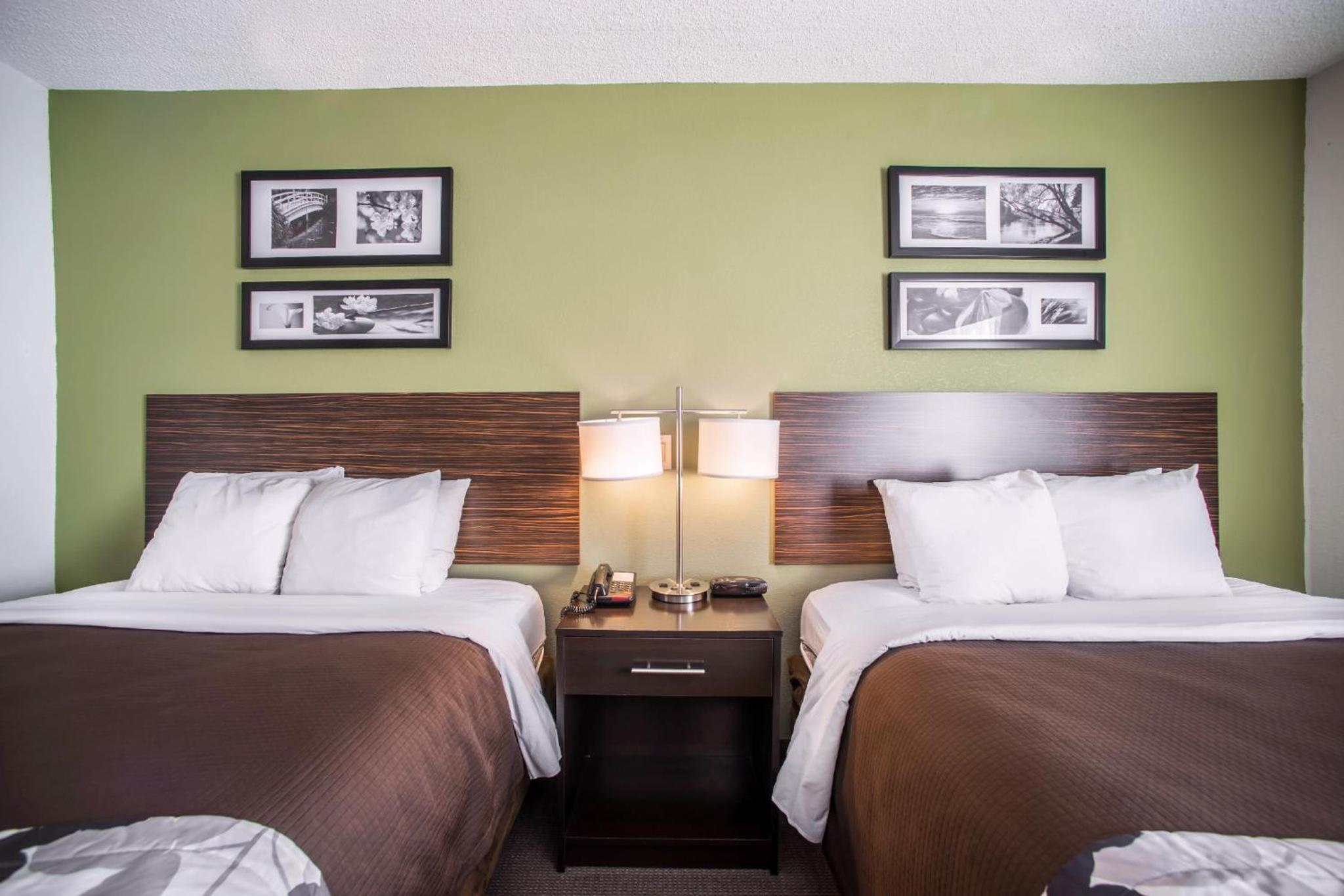 Queen Room with Two Queen Beds - Non-Smoking - Photo 2