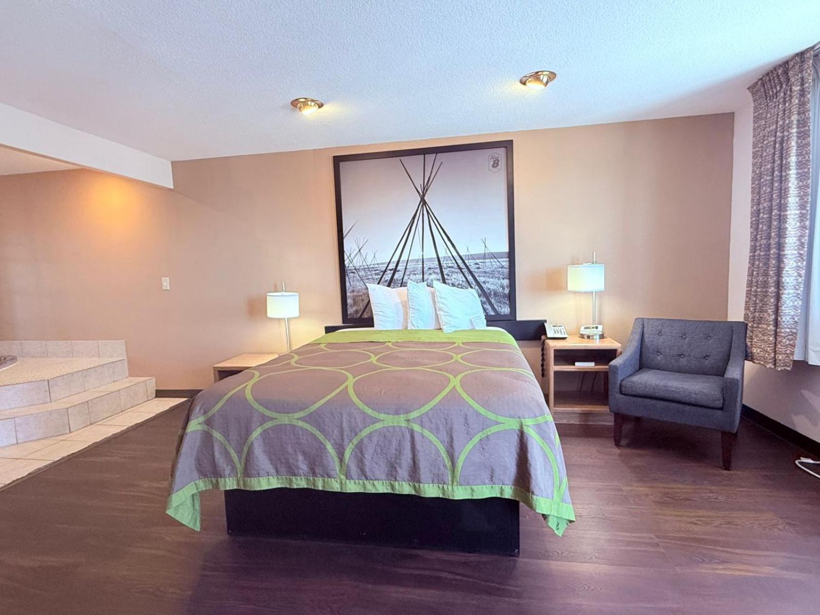 Queen bed Non-Smoking with Jacuzzi	 photo 3