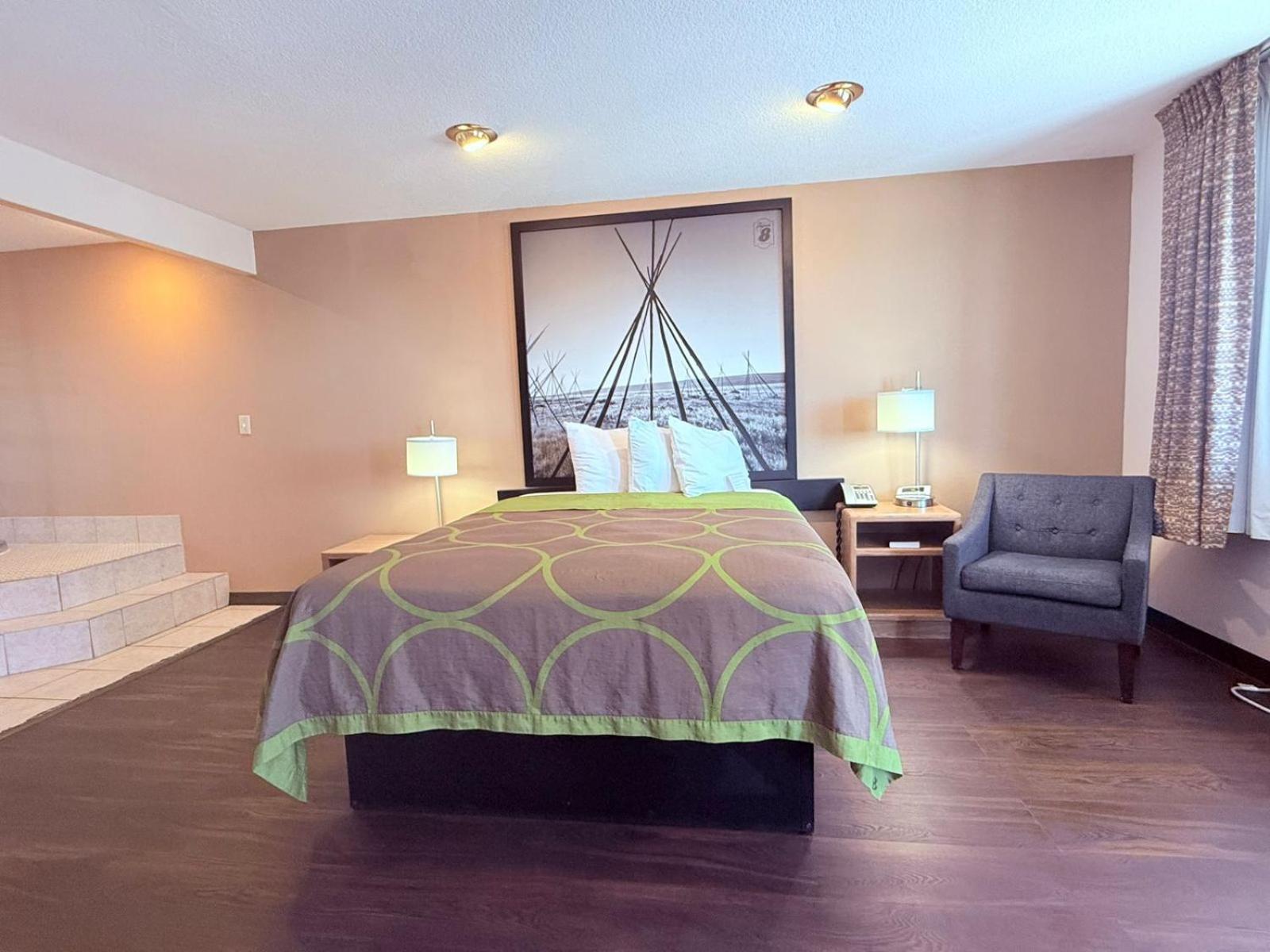 Queen bed Non-Smoking with Jacuzzi	 photo 2