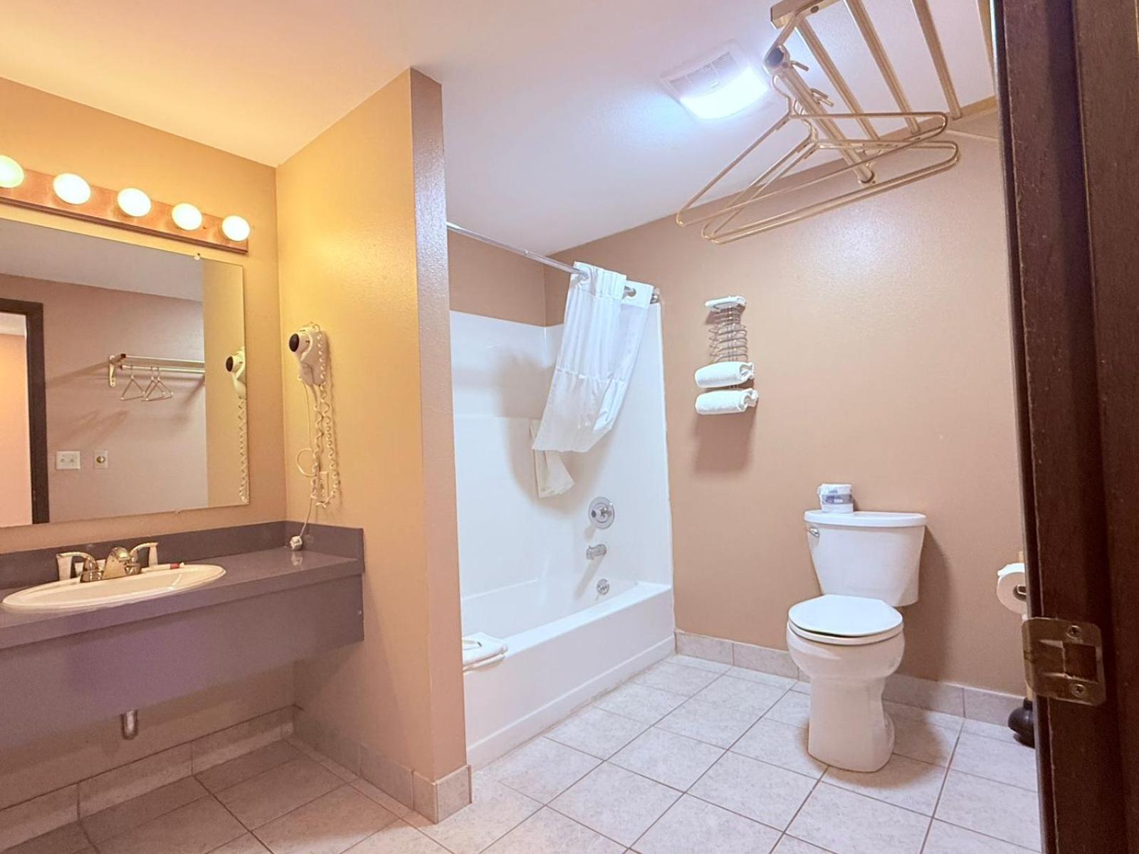 Queen bed Non-Smoking with Jacuzzi	 photo 1