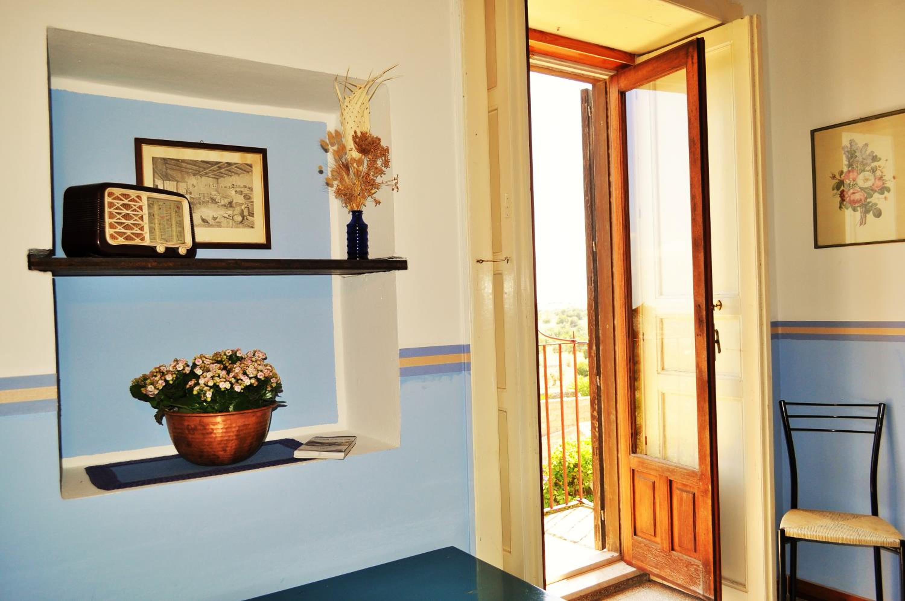 Double Room with Balcony (2 Adults + 1 Child) photo 2