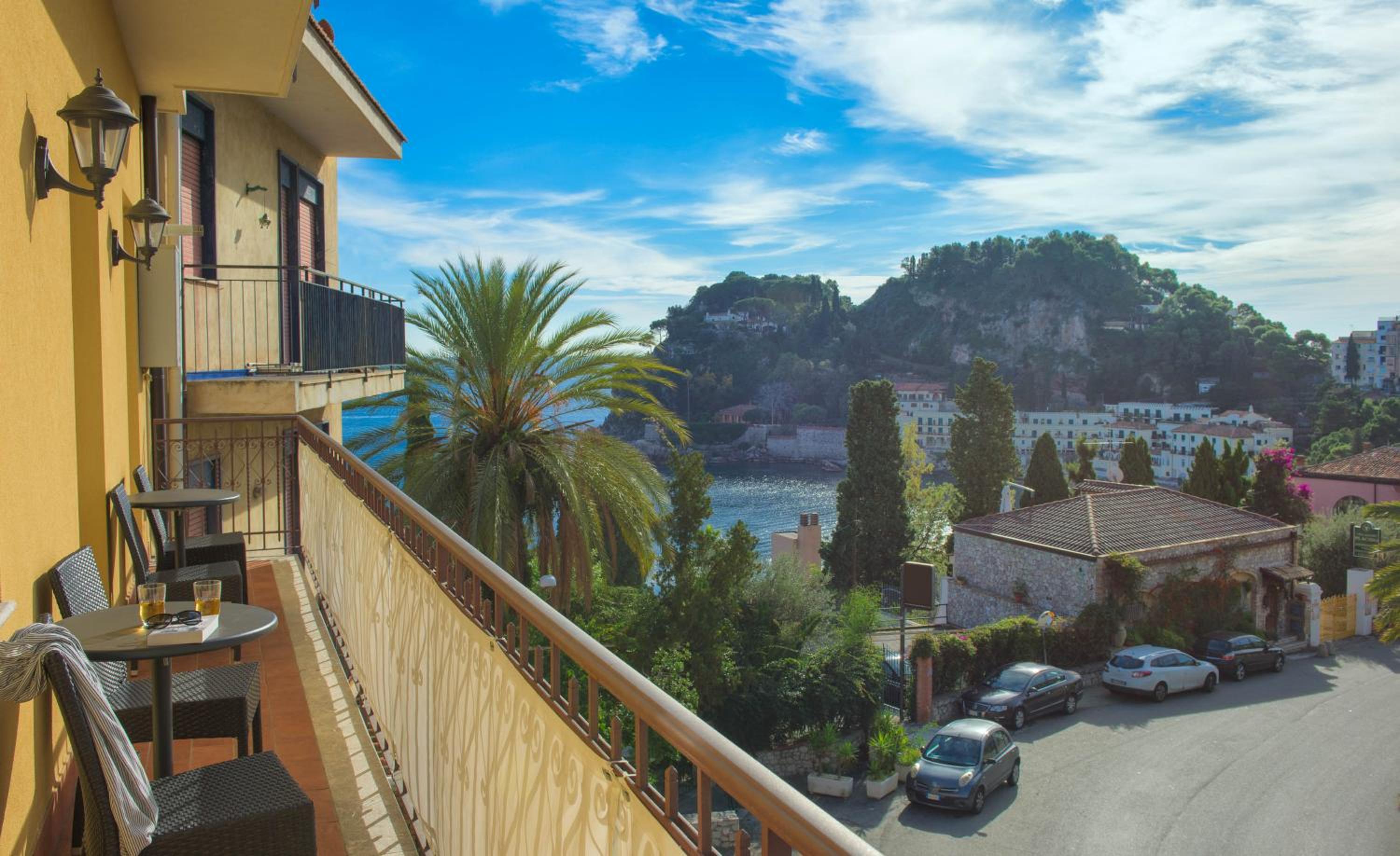 Two-Bedroom Apartment with Balcony and Sea View - Photo 4